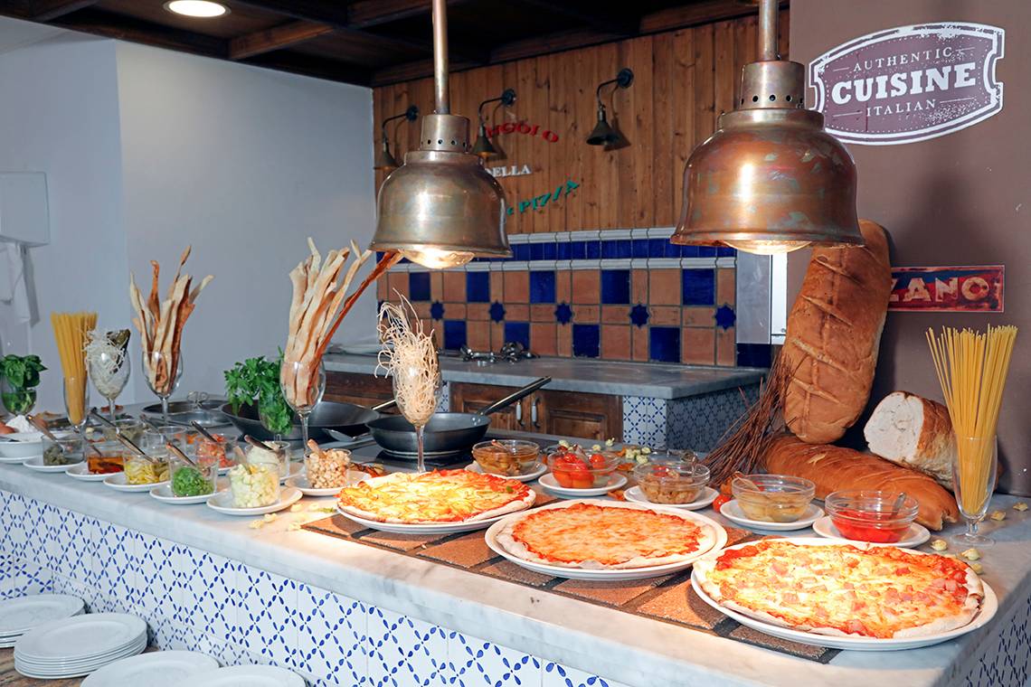 Buffet mit verschiedenen Pizzen und Beilagen im LABRANDA Bronze Playa Hotel.