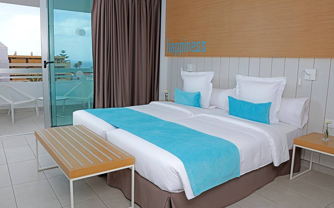 Doppelbett-Zimmer im LABRANDA Bronze Playa Hotel mit Balkon und Meerblick.