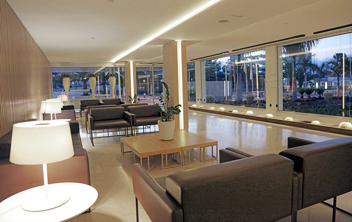 Hotelloungebereich des LABRANDA Bronze Playa mit modernen Möbeln, großen Fenstern und Pflanzen.