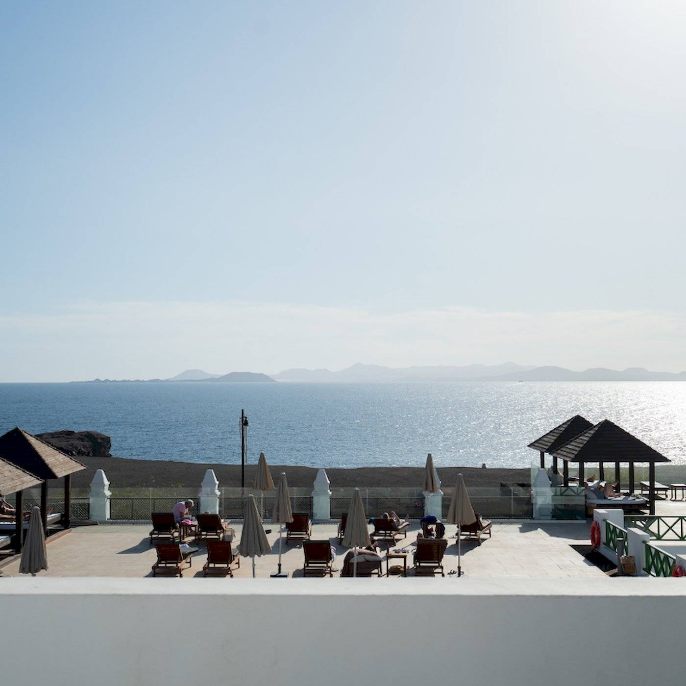 Livvo Volcan Lanzarote Hotel Terrasse mit Blick auf das Meer und die Berge