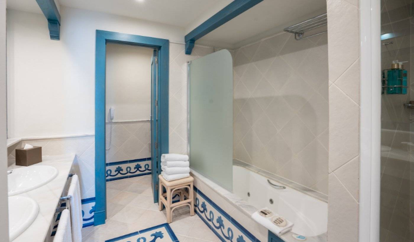 Badezimmer im LIVVO Volcan Lanzarote Hotel mit Badewanne und Dusche