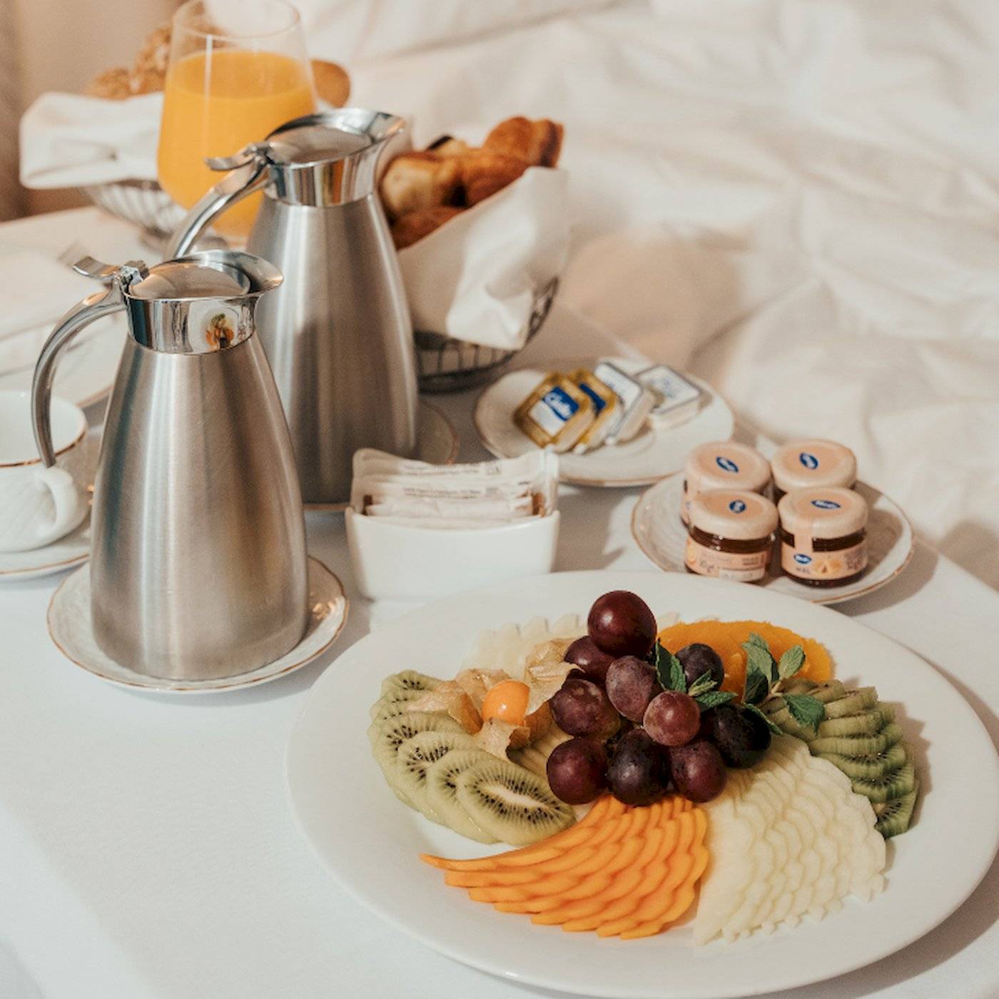 Frühstücksbuffet im LIVVO Volcan Lanzarote Hotel mit Früchten, Brötchen und Getränken.