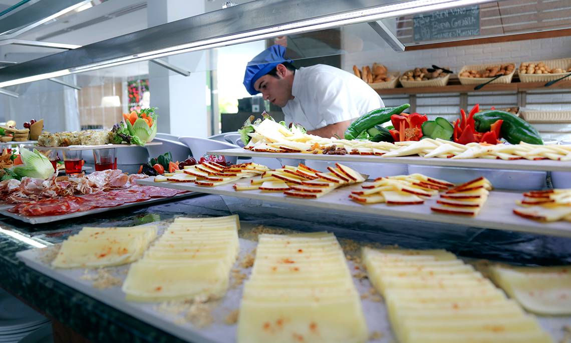 Buffet im LABRANDA Bronze Playa Hotel mit verschiedenen Gerichten und einem Koch, der bedient.