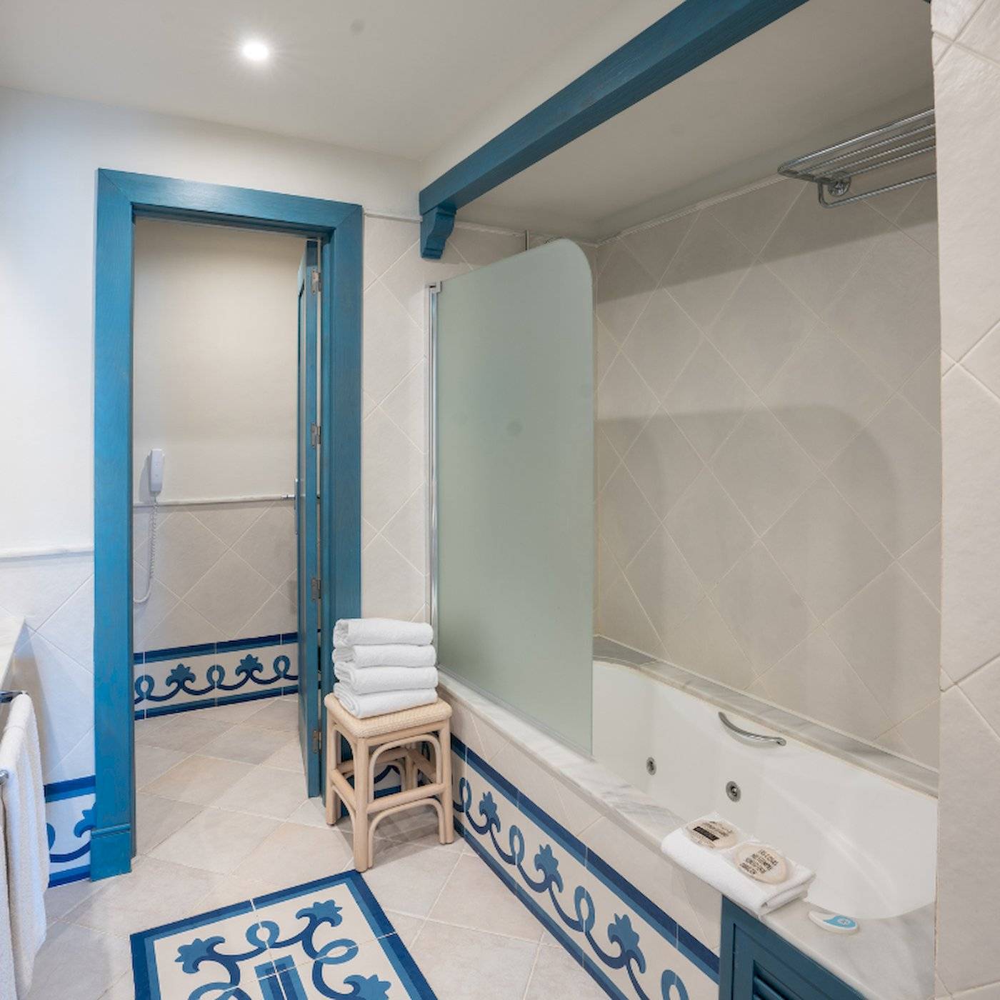 Badezimmer im LIVVO Volcan Lanzarote Hotel mit Badewanne, Dusche und Handtüchern.