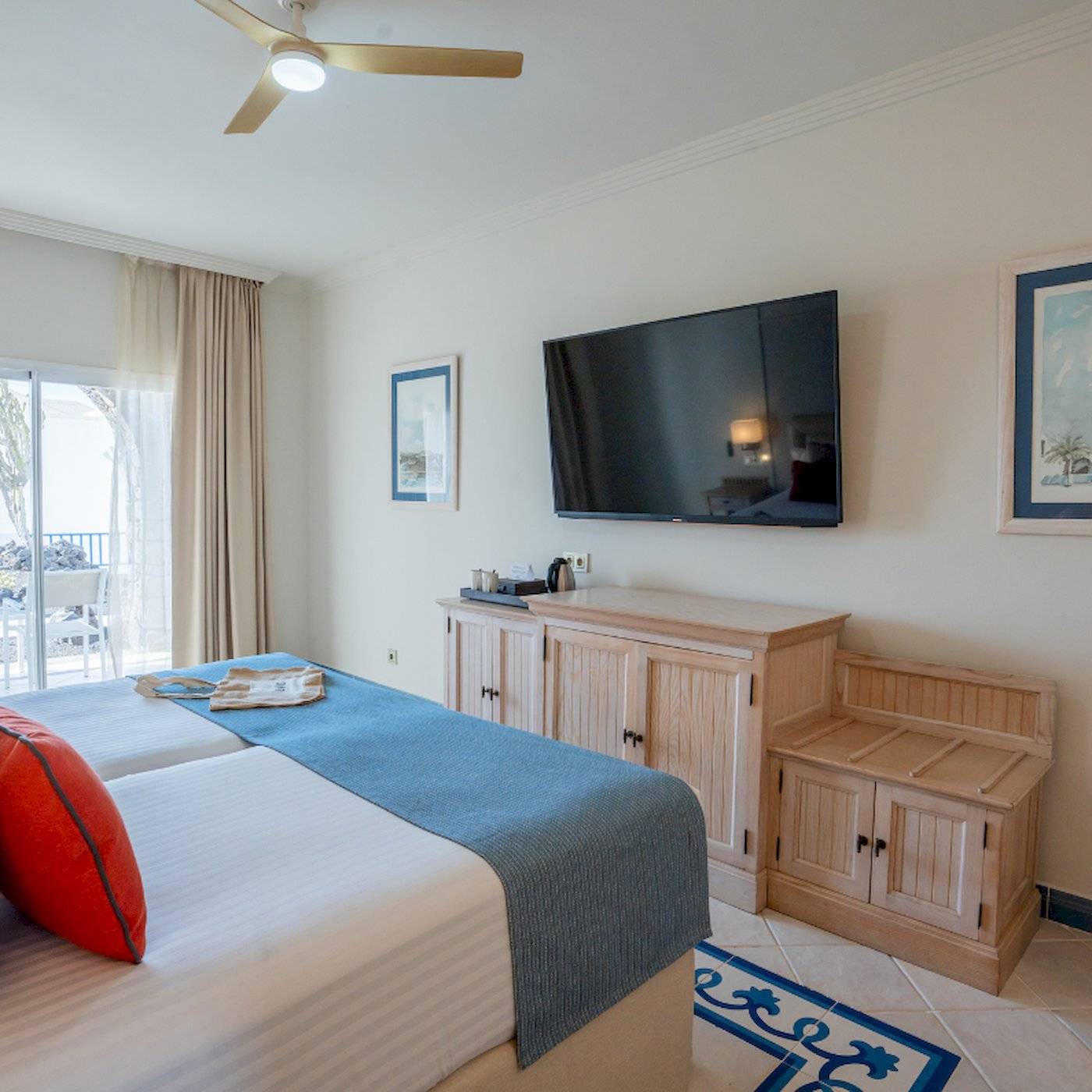 Doppelzimmer im LIVVO Volcan Lanzarote mit Balkon, Bett, Fernseher und Schrank.