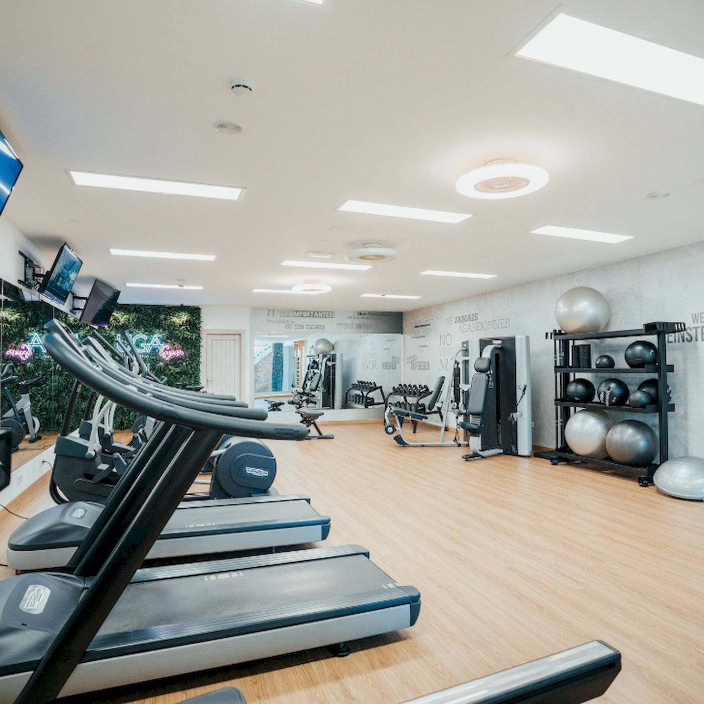 Fitnessraum im LIVVO Volcan Lanzarote Hotel mit Laufbändern, Hanteln und Trainingsbällen.