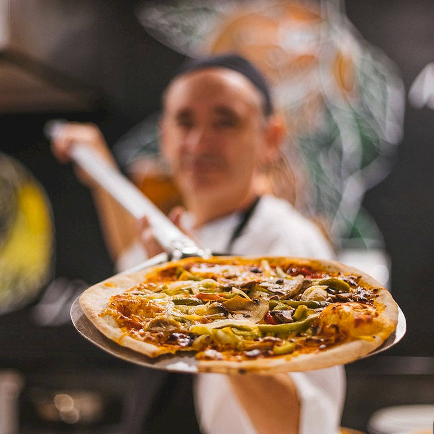 LIVVO Volcan Lanzarote Hotel-Küchenpersonal hält eine Pizza auf einem Pizzaliefertraeger