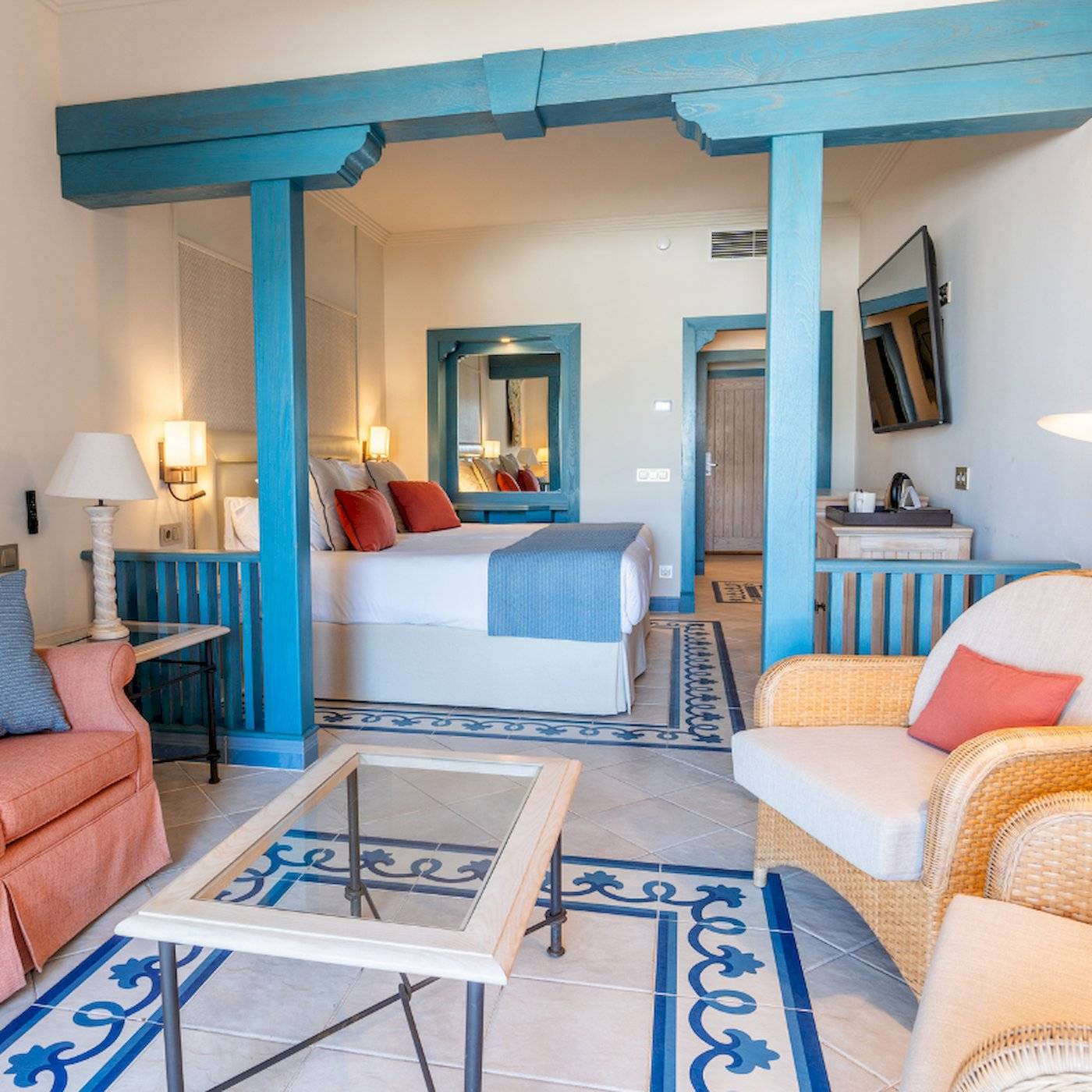 Interieur des Schlafzimmers im LIVVO Volcan Lanzarote Hotel mit blauen Akzenten und einem Bett.