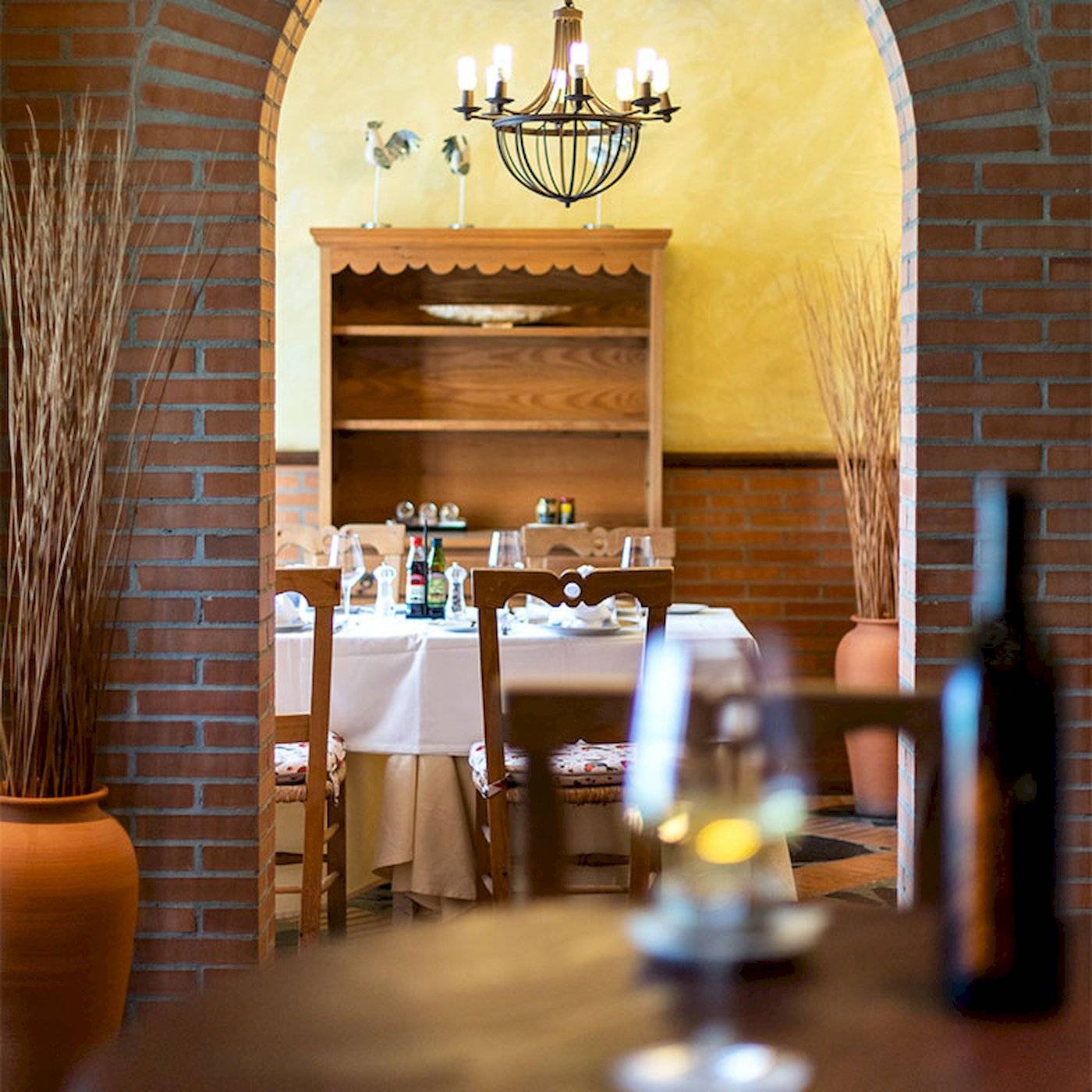 Innenansicht des Restaurants im LIVVO Volcan Lanzarote Hotel mit Tisch, Stühlen und Dekoration.