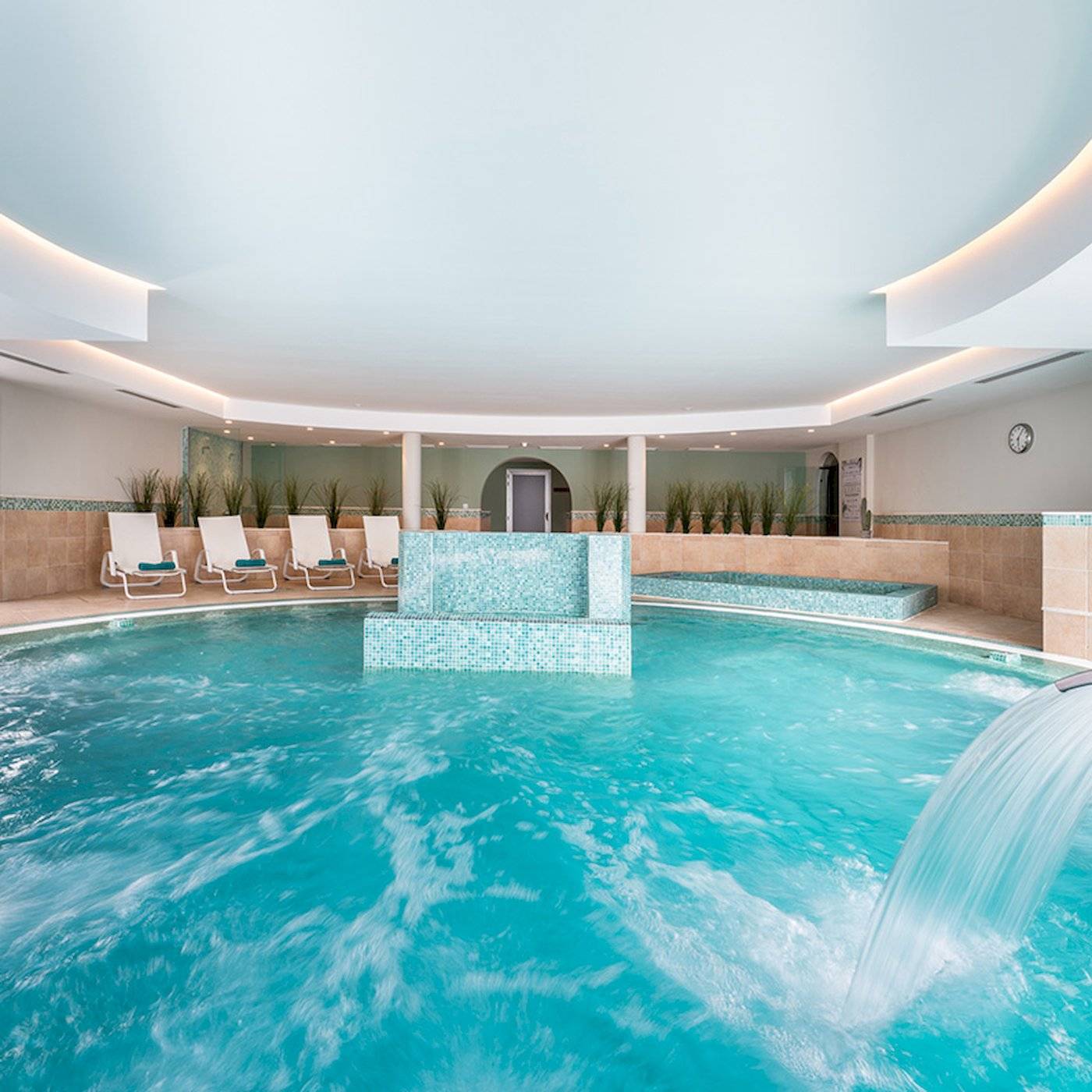 Innenpool des LIVVO Volcan Lanzarote Hotels mit Wasserfall und Lounge-Sesseln