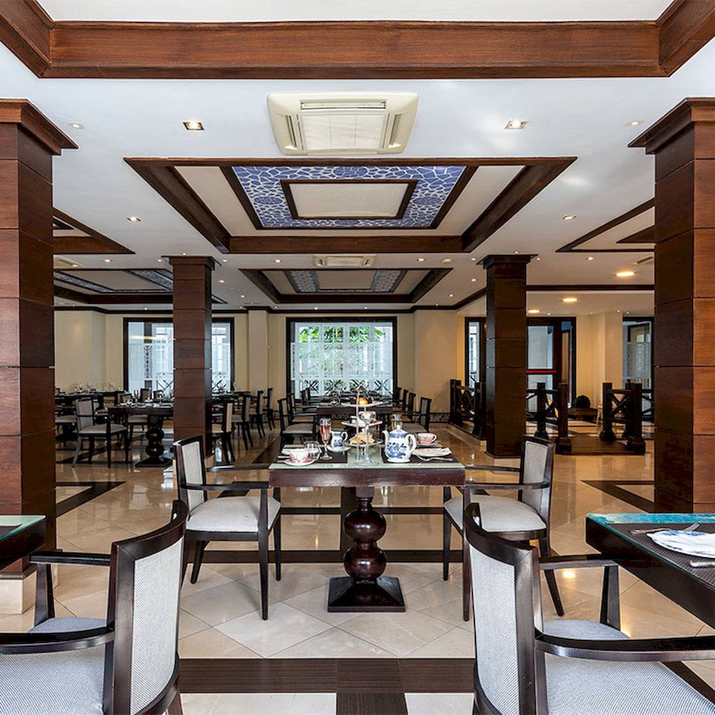 Innenbereich des LIVVO Volcan Lanzarote Hotels mit Tisch, Stühlen und dekorativen Elementen.