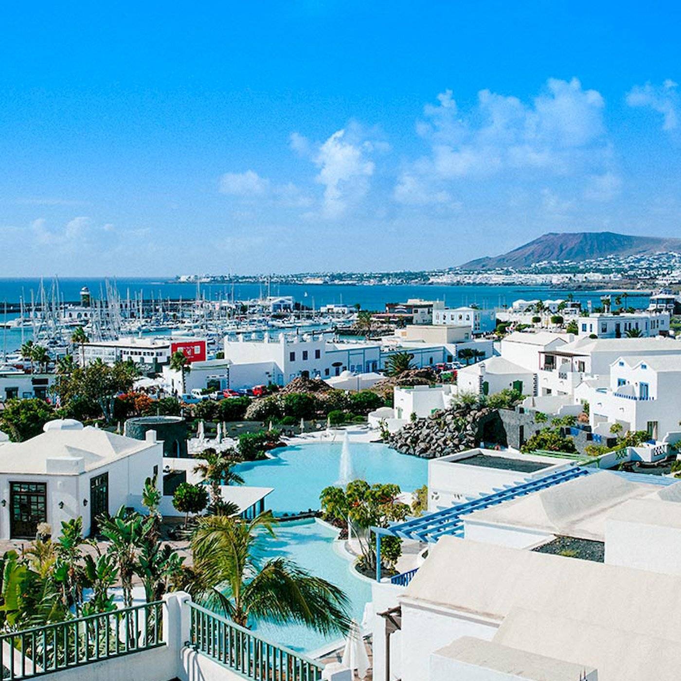 Luftaufnahme des LIVVO Volcan Lanzarote Hotels mit Pool und Hafen