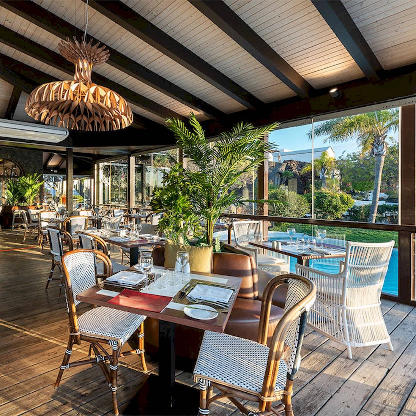 Restaurantterrasse des LIVVO Volcan Lanzarote Hotels mit Blick auf den Pool