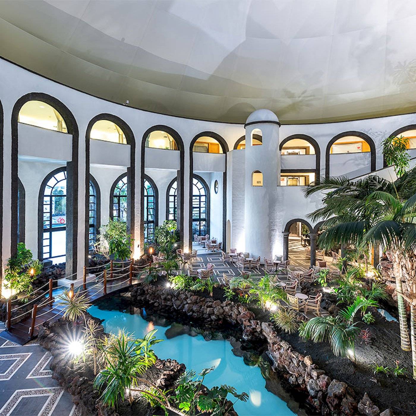 Innenbereich des LIVVO Volcan Lanzarote Hotels mit Pool und Pflanzen