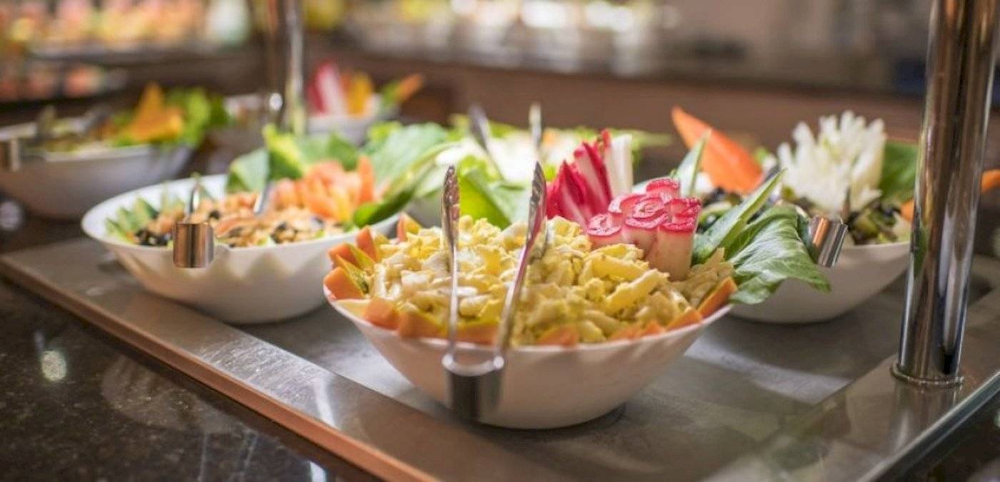 Mehrere weiße Schüsseln mit verschiedenen Speisen auf einem Buffet im Muthu Playa Varadero Hotel.