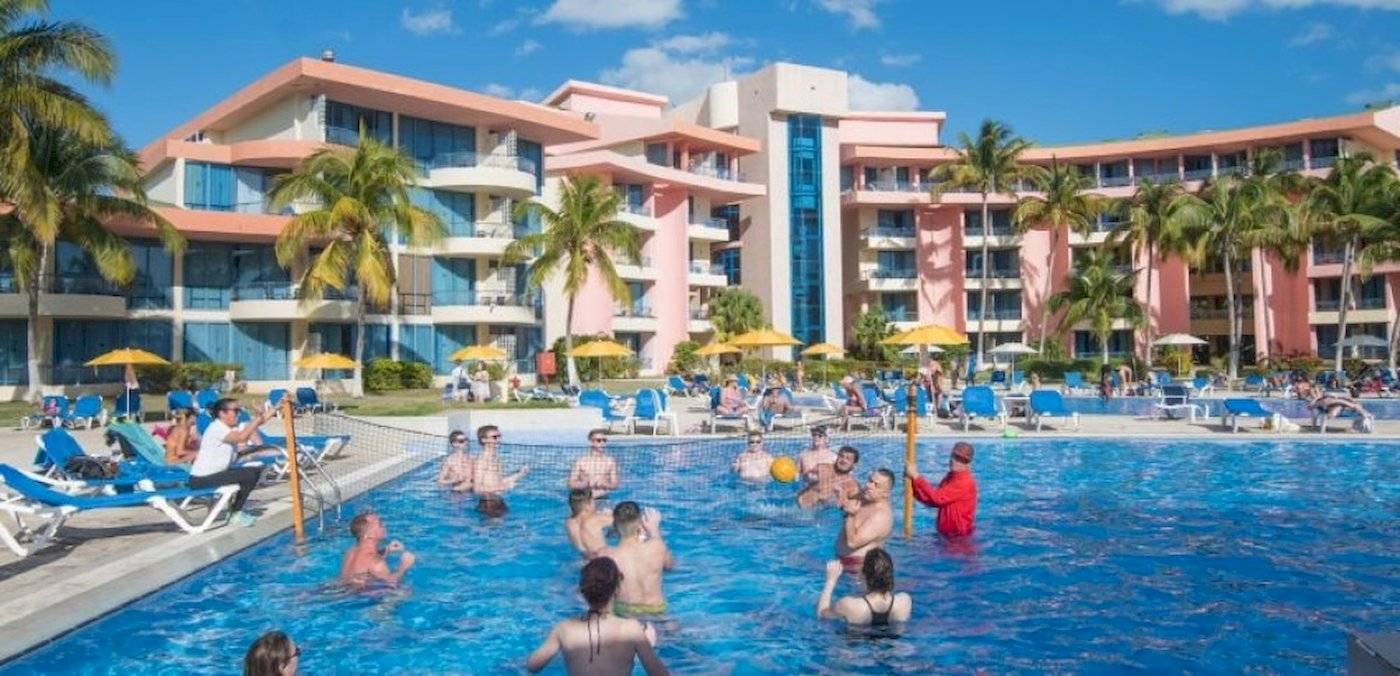 Gruppe von Menschen, die im Pool des Muthu Playa Varadero Hotels spielen.