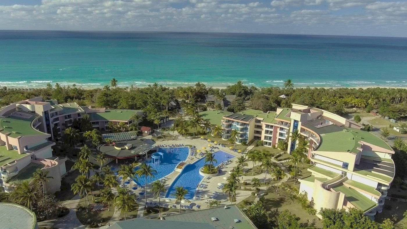 Luftaufnahme des Muthu Playa Varadero Hotels mit Swimmingpool und Blick auf den Ozean.
