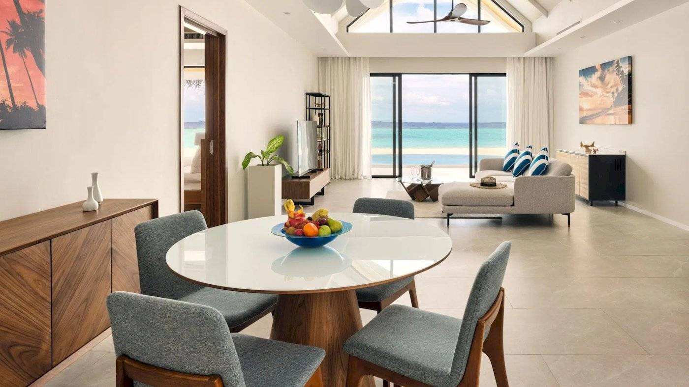 Wohnbereich des Nova Maldives Hotels mit Blick auf das Meer und der Insel.