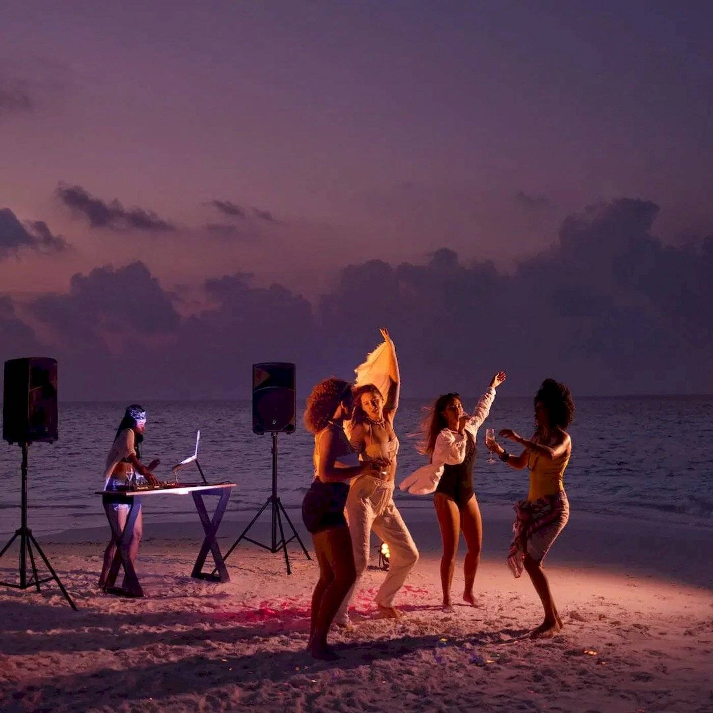 Nova Maldives Abendveranstaltung am Strand mit Musik und Tänzern.