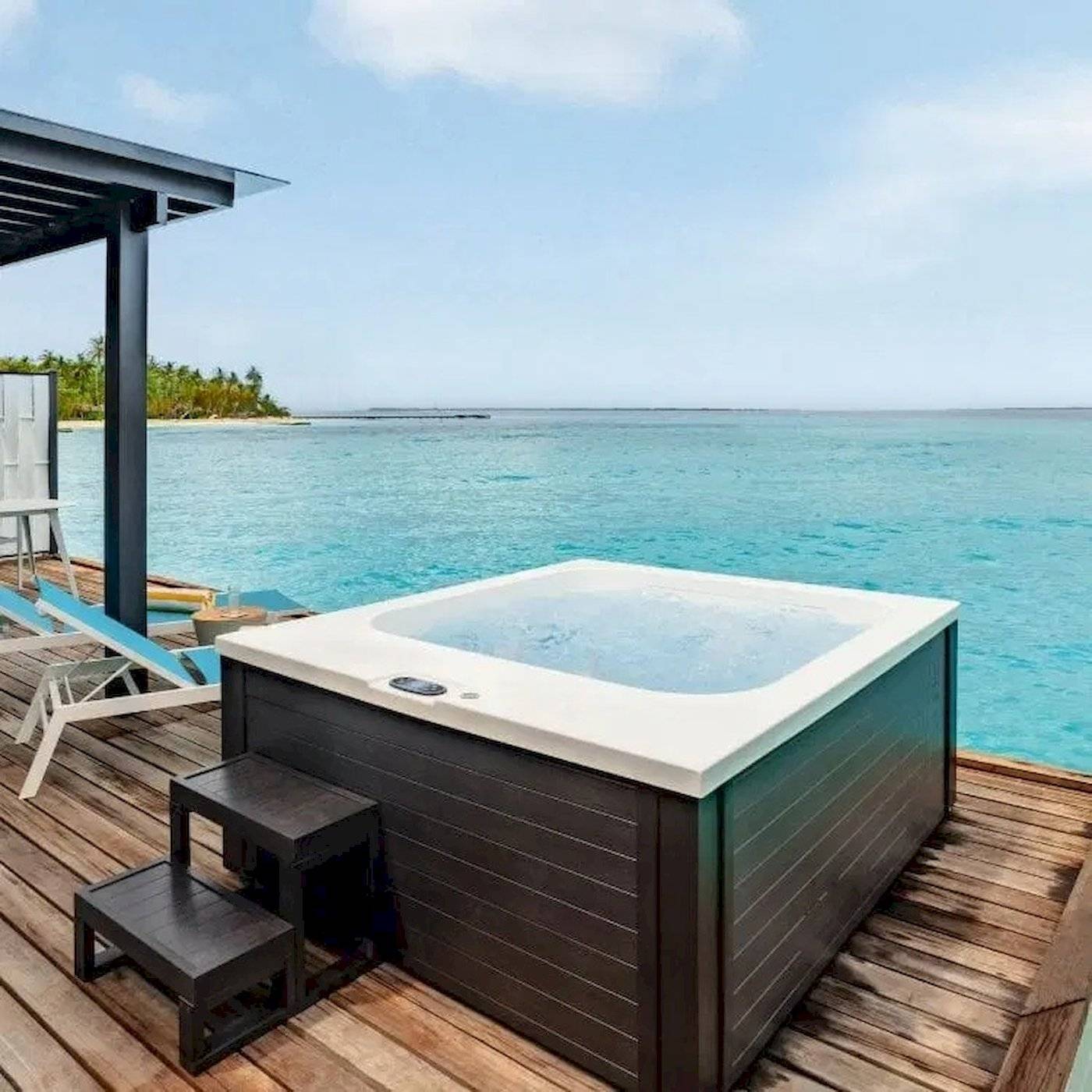 Außenpool auf der Terrasse des Nova Maldives Hotels mit Blick auf das Meer.