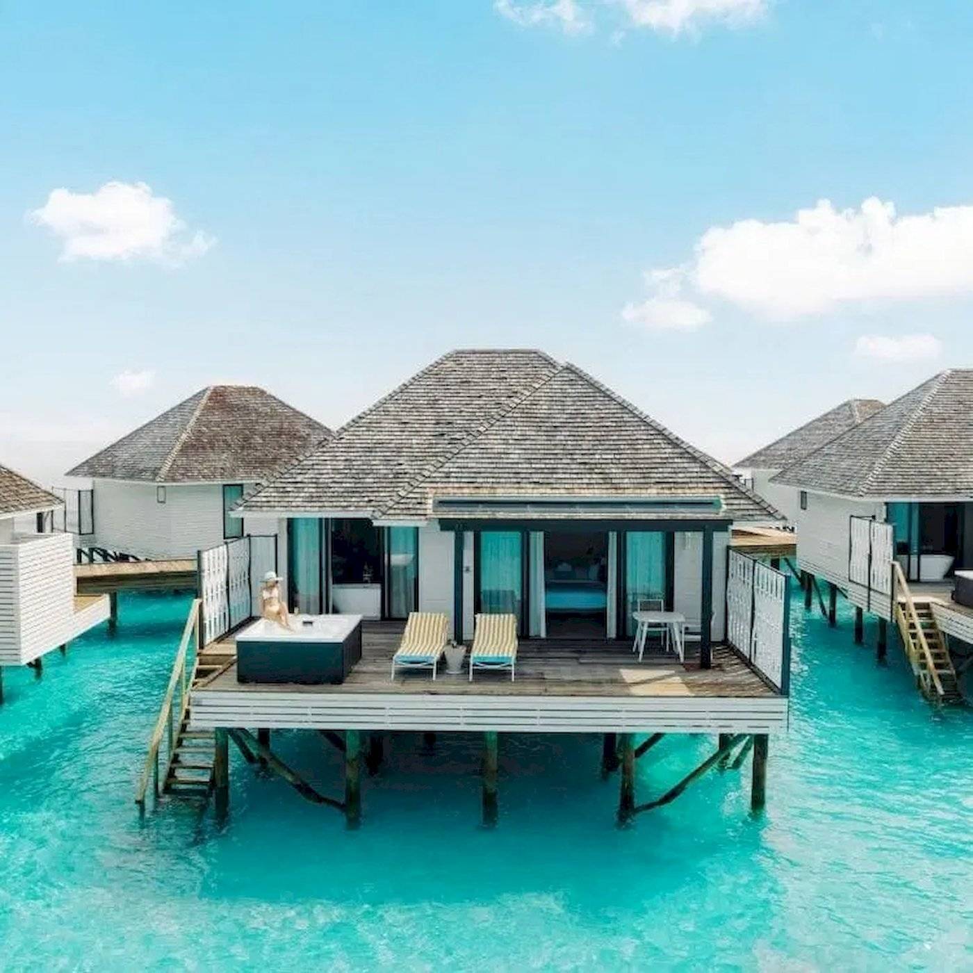 Luftaufnahme von Wasserbungalows im Nova Maldives Hotel
