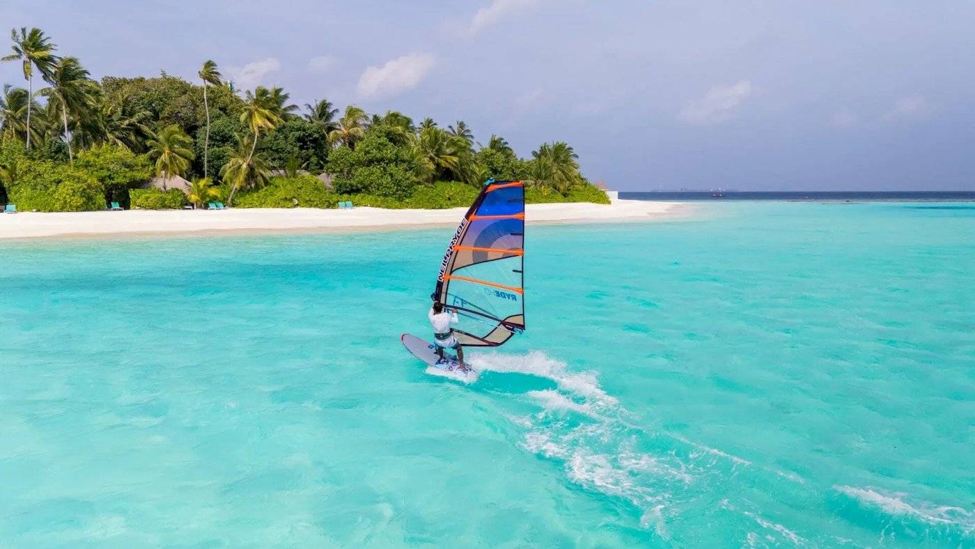 Windsurfer im kristallklaren Wasser vor Nova Maldives