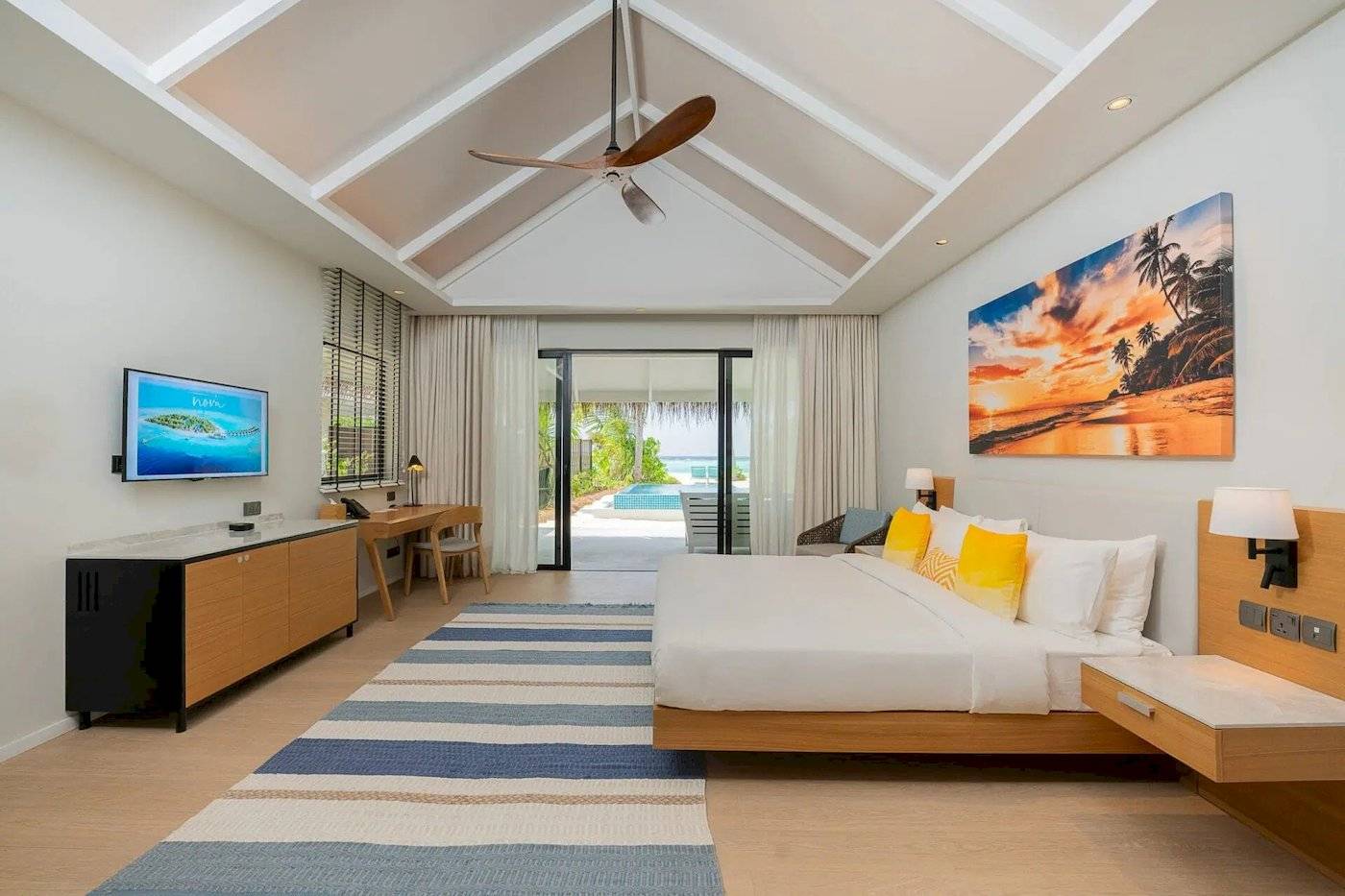 Suite-Zimmer im Nova Maldives Hotel mit modernen Möbeln und Meerblick.