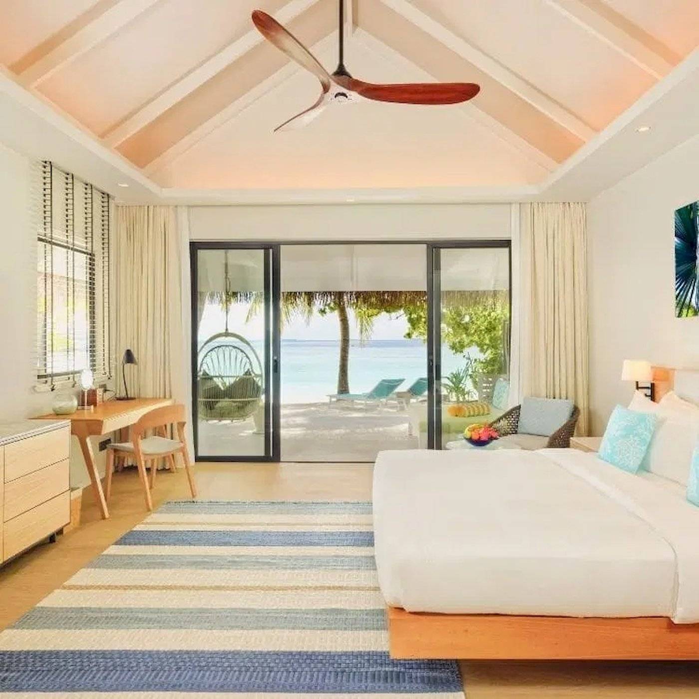 Zimmer im Nova Maldives Hotel mit Blick auf den Ozean und einer Hängematte