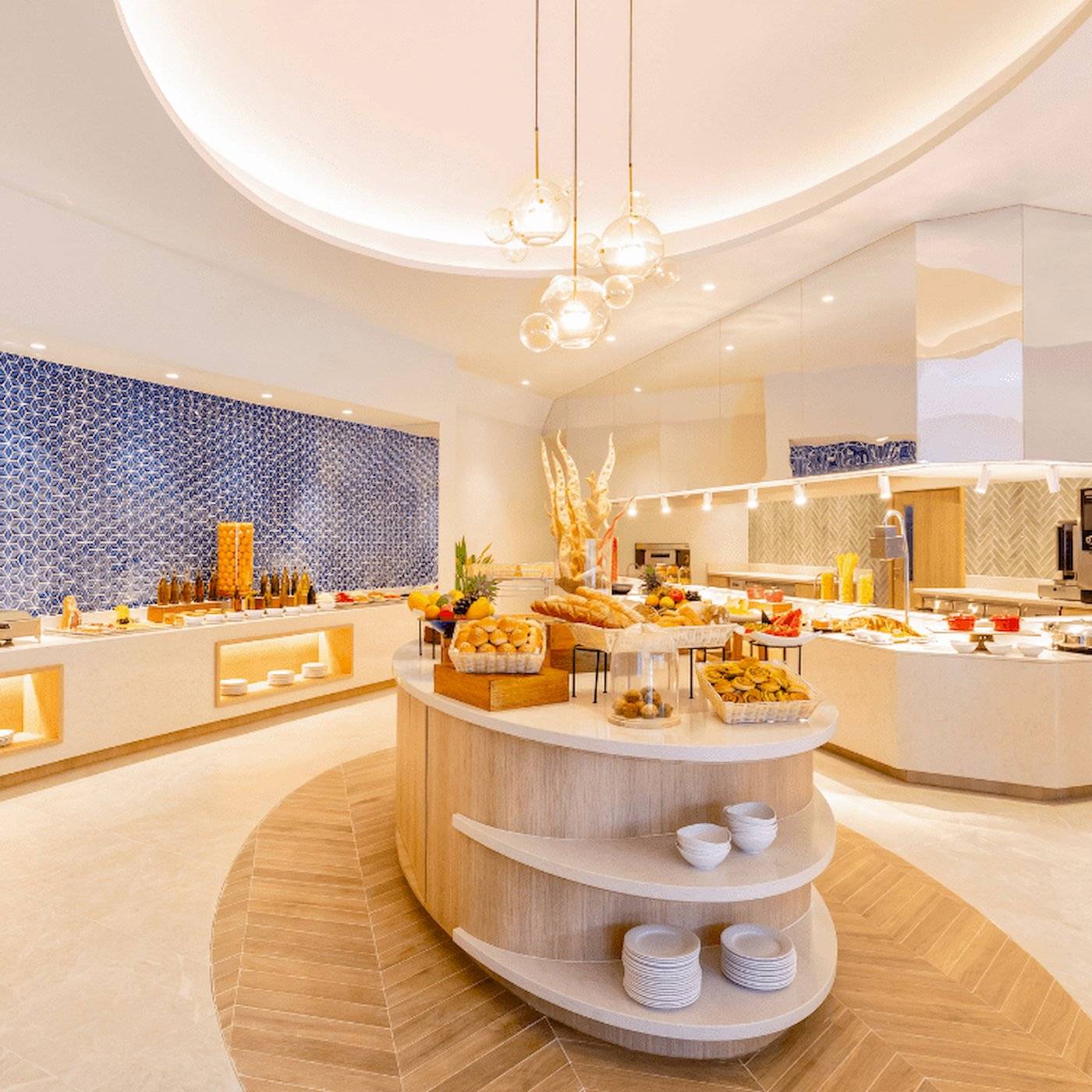 Frühstücksbuffet im Nova Maldives Hotel mit vielen Speisen und Gerichten