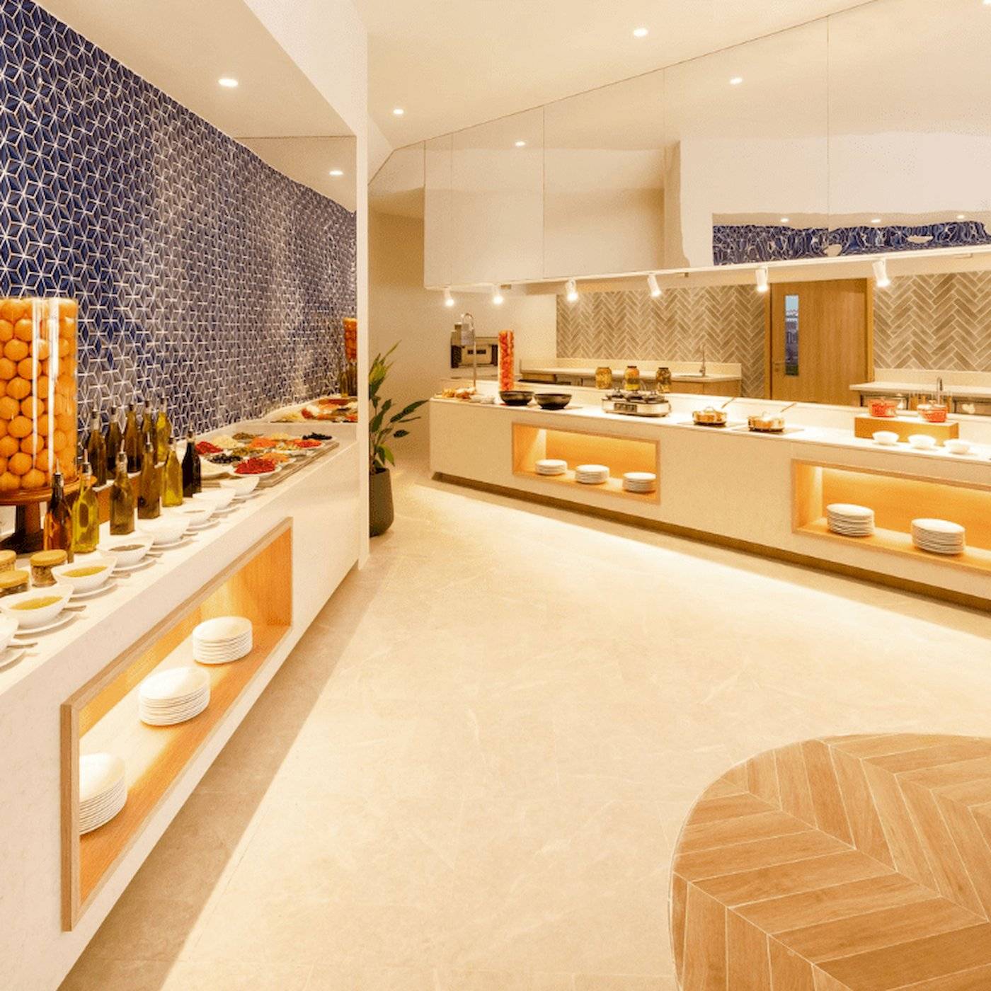 Buffetbereich im Nova Maldives Hotel mit verschiedenen Speisen und Dekor.