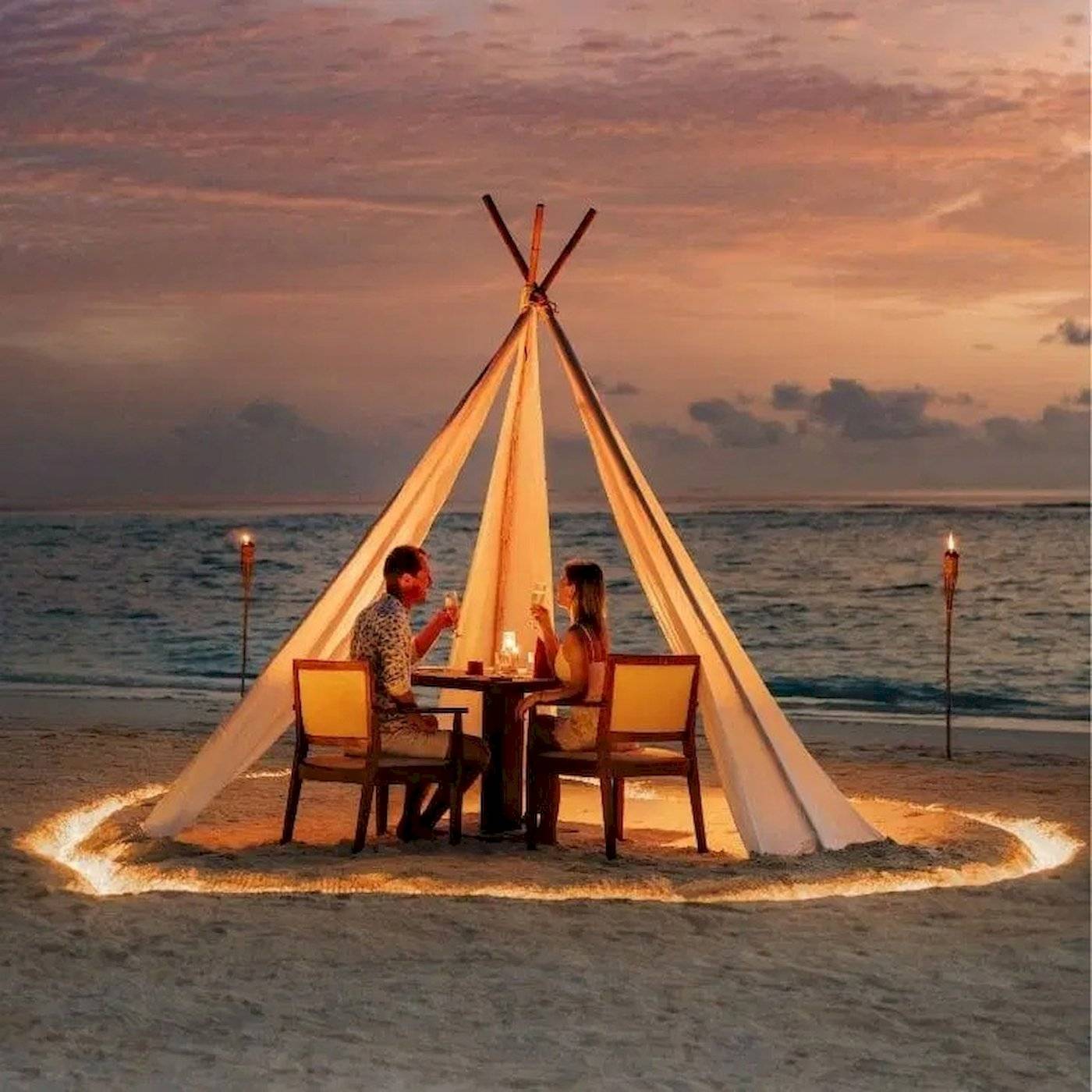 Romantisches Essen unter Zelt am Strand im Nova Maldives Hotel.