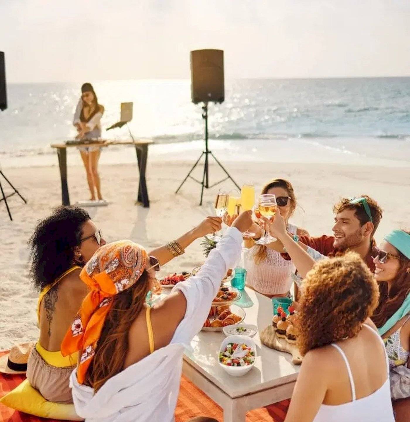 Gruppe von Freunden genießt eine Strandparty im Nova Maldives Hotel