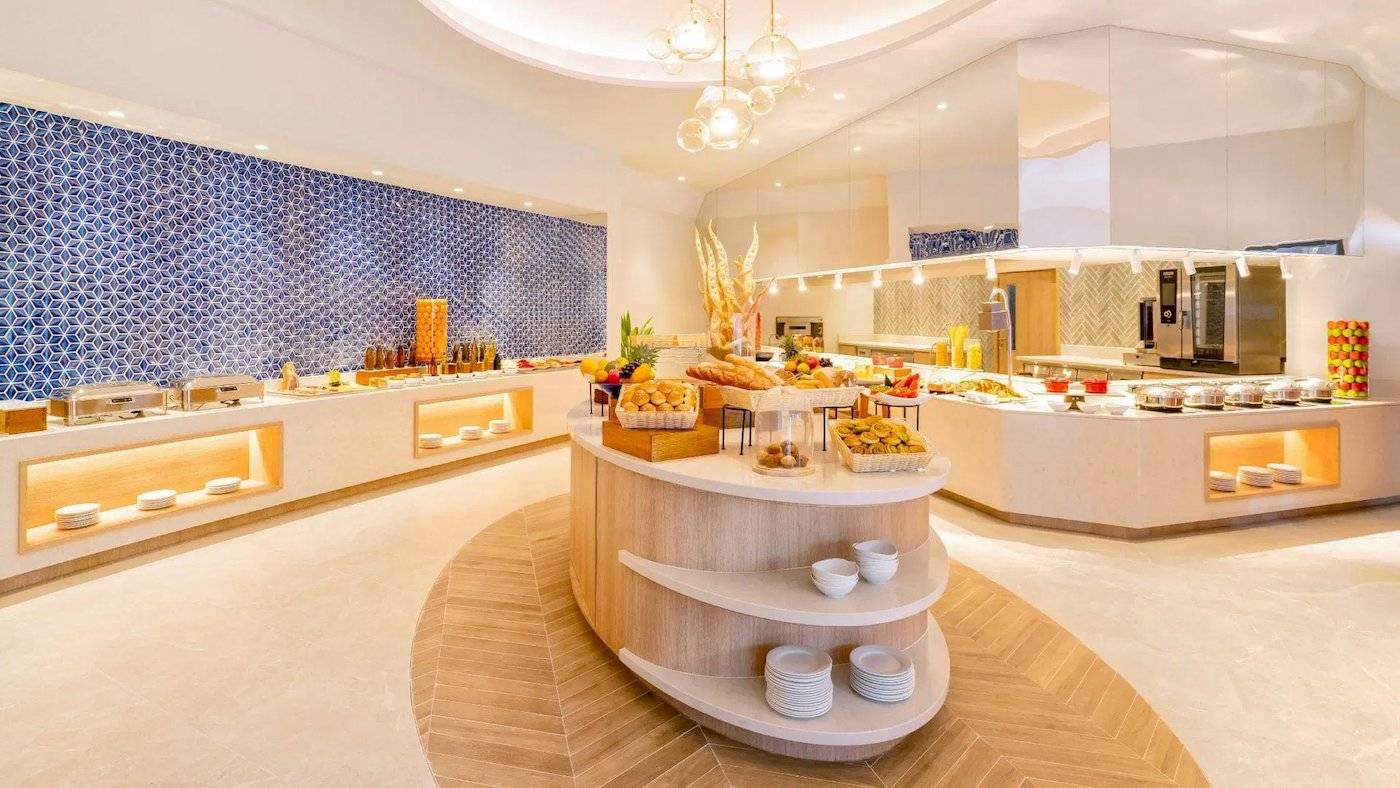 Frühstücksbuffet im Nova Maldives Hotel mit verschiedenen Speisen und Getränken.