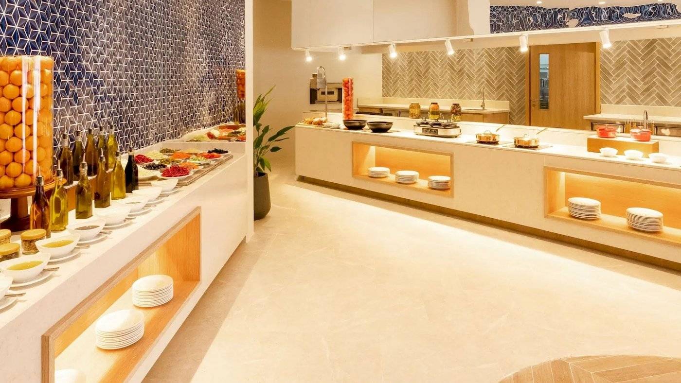Frühstücksbuffet im Nova Maldives Hotel mit vielen Gerichten und Salaten.