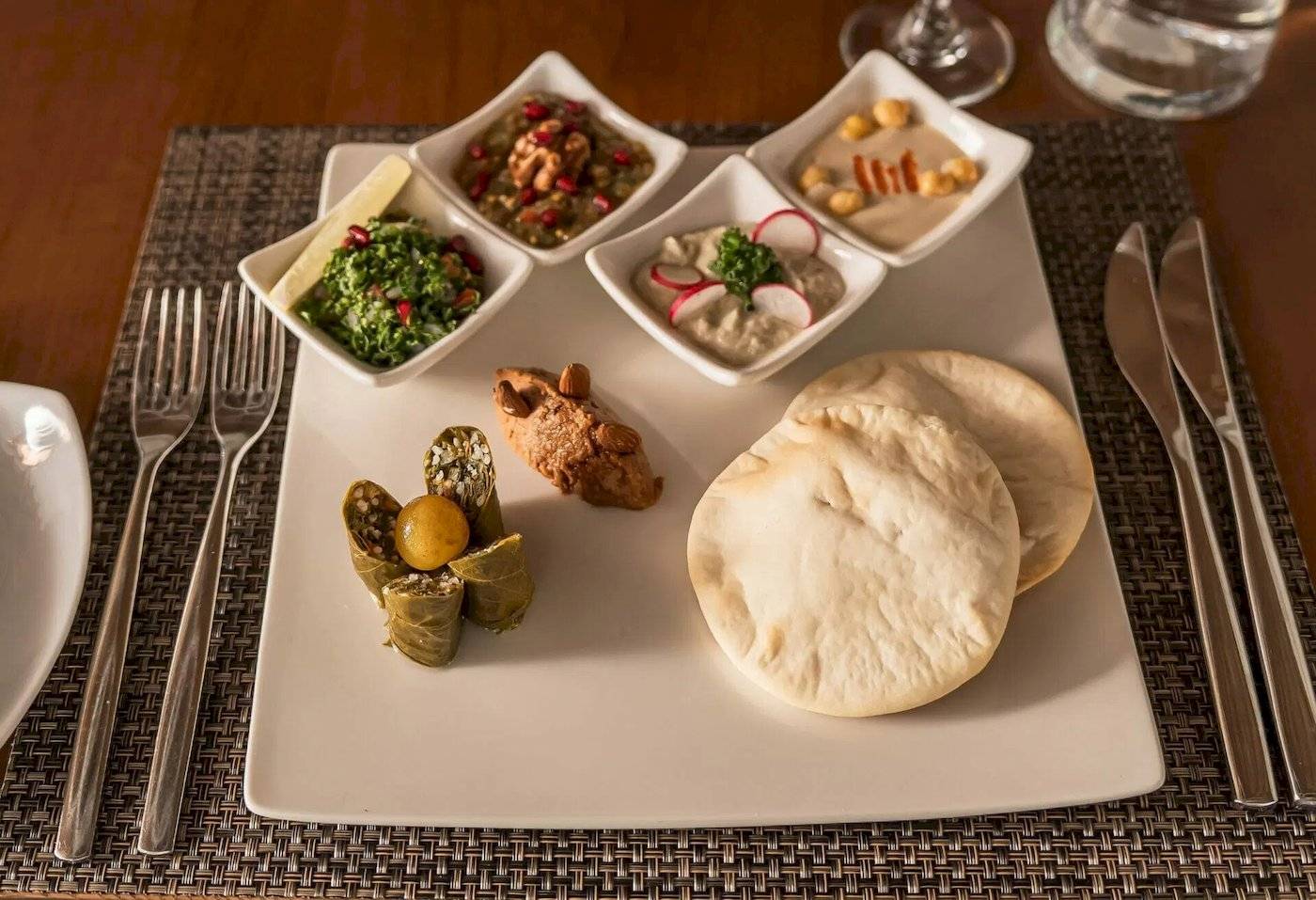 Gedeckte Essensplatte mit verschiedenen Gerichten im Hotel Nova Maldives.