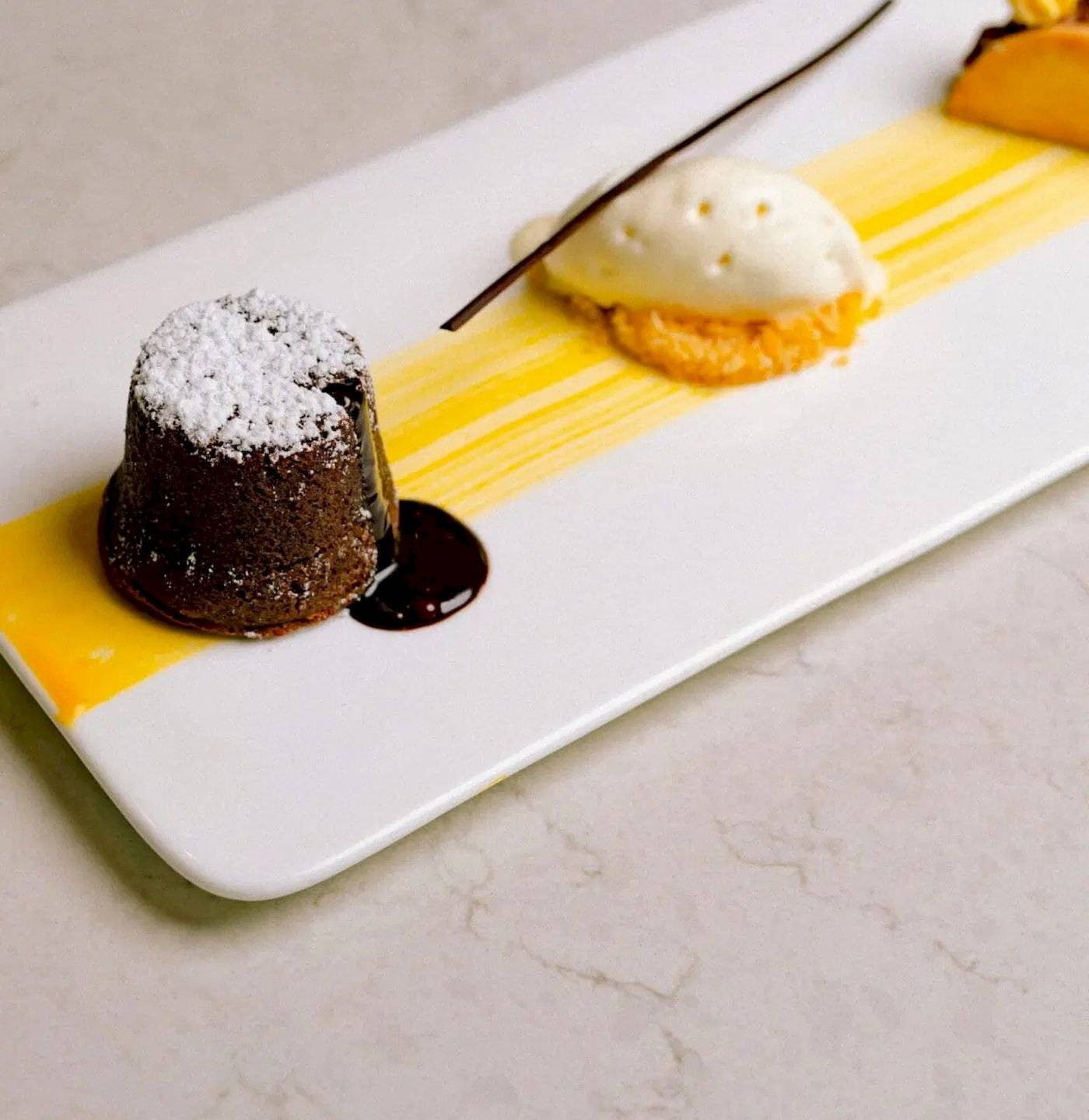 Schokoladen-Fondue-Dessert auf einem weißen Teller im Hotel Nova Maldives