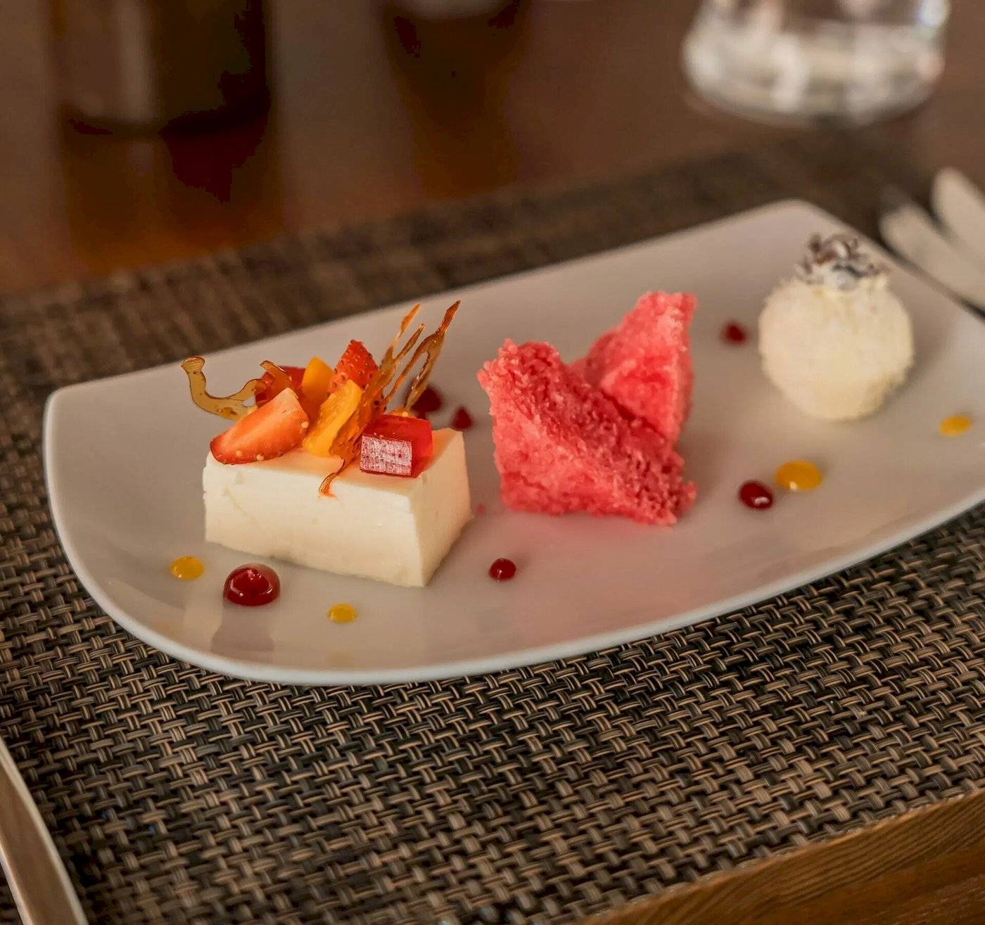 Exotisches Dessert aus dem Nova Maldives Hotel, bestehend aus verschiedenen Fruchtstücken und Eis.