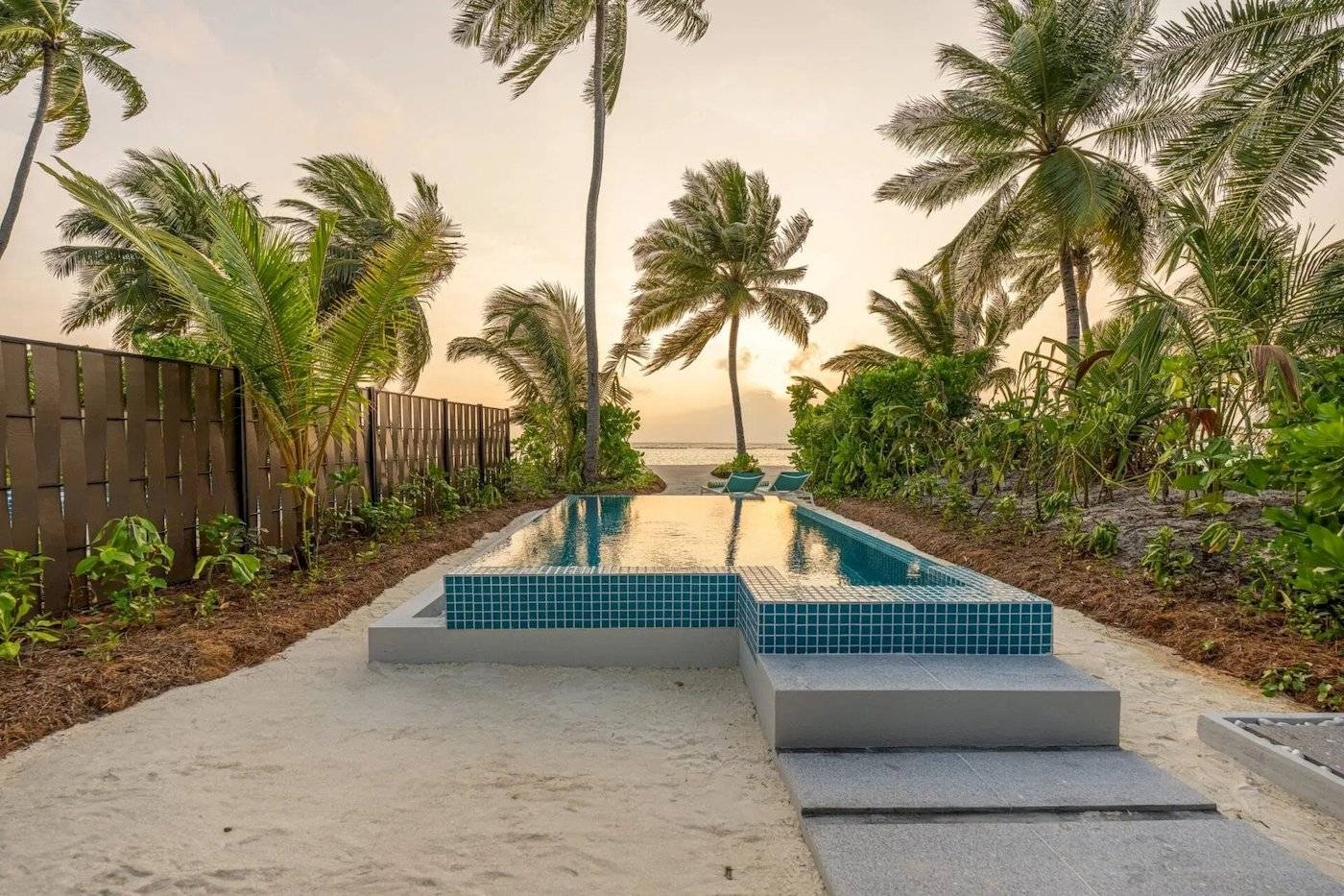 Außenpool des Nova Maldives Hotels bei Sonnenuntergang