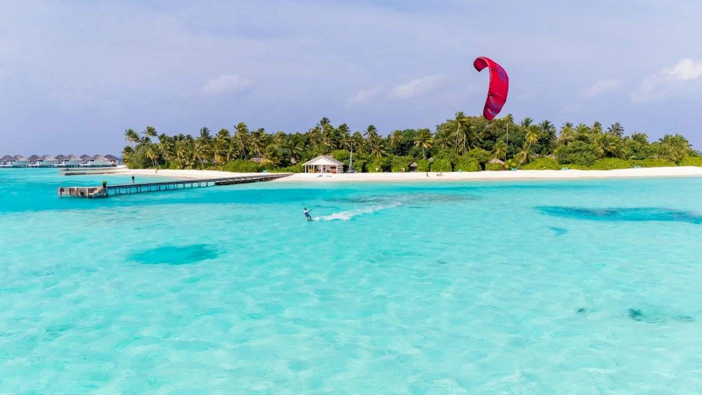Kitesurfer im kristallklaren Wasser vor Nova Maldives