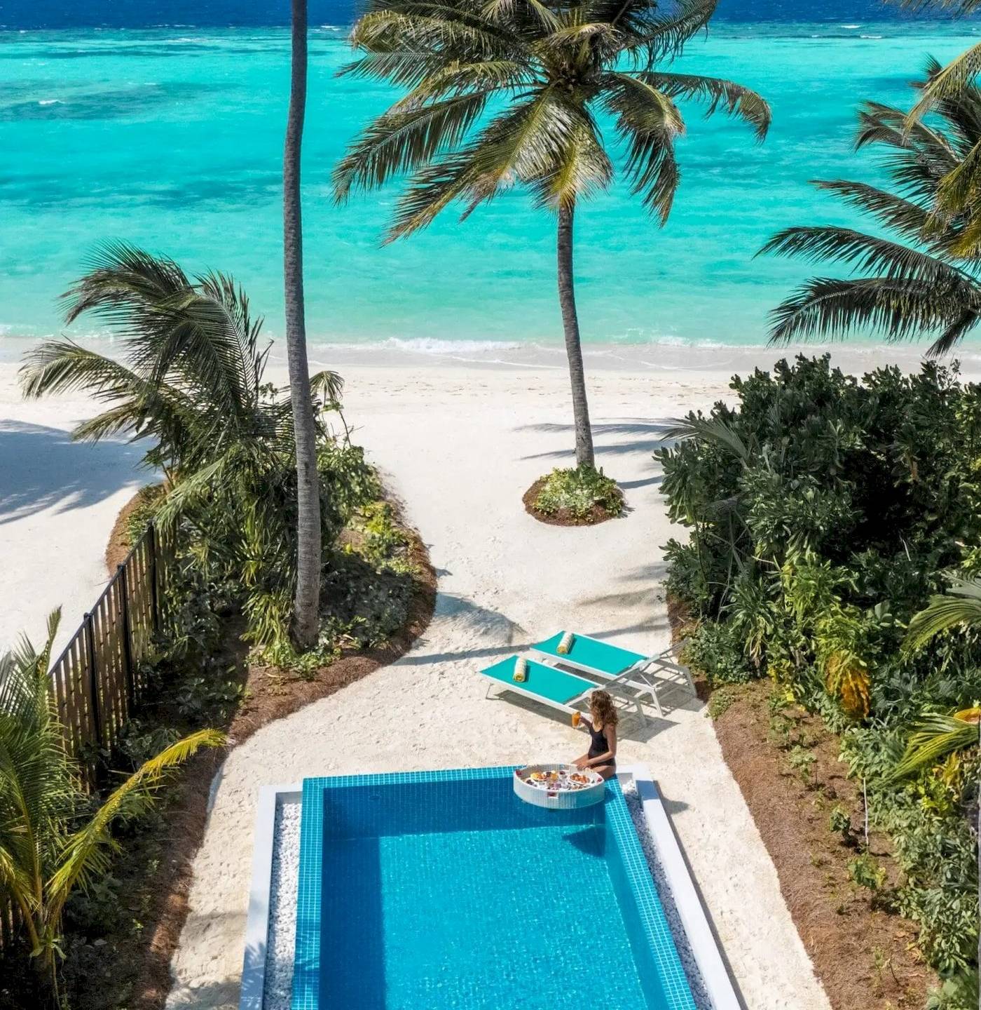 Luftaufnahme von Nova Maldives Strand mit Pool und Blick auf das Meer.