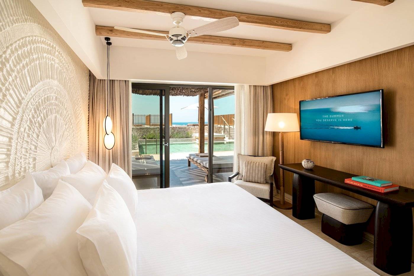 Hotelzimmer im Mitsis Selection Rinela mit Doppelbett, Fernseher und Poolblick.