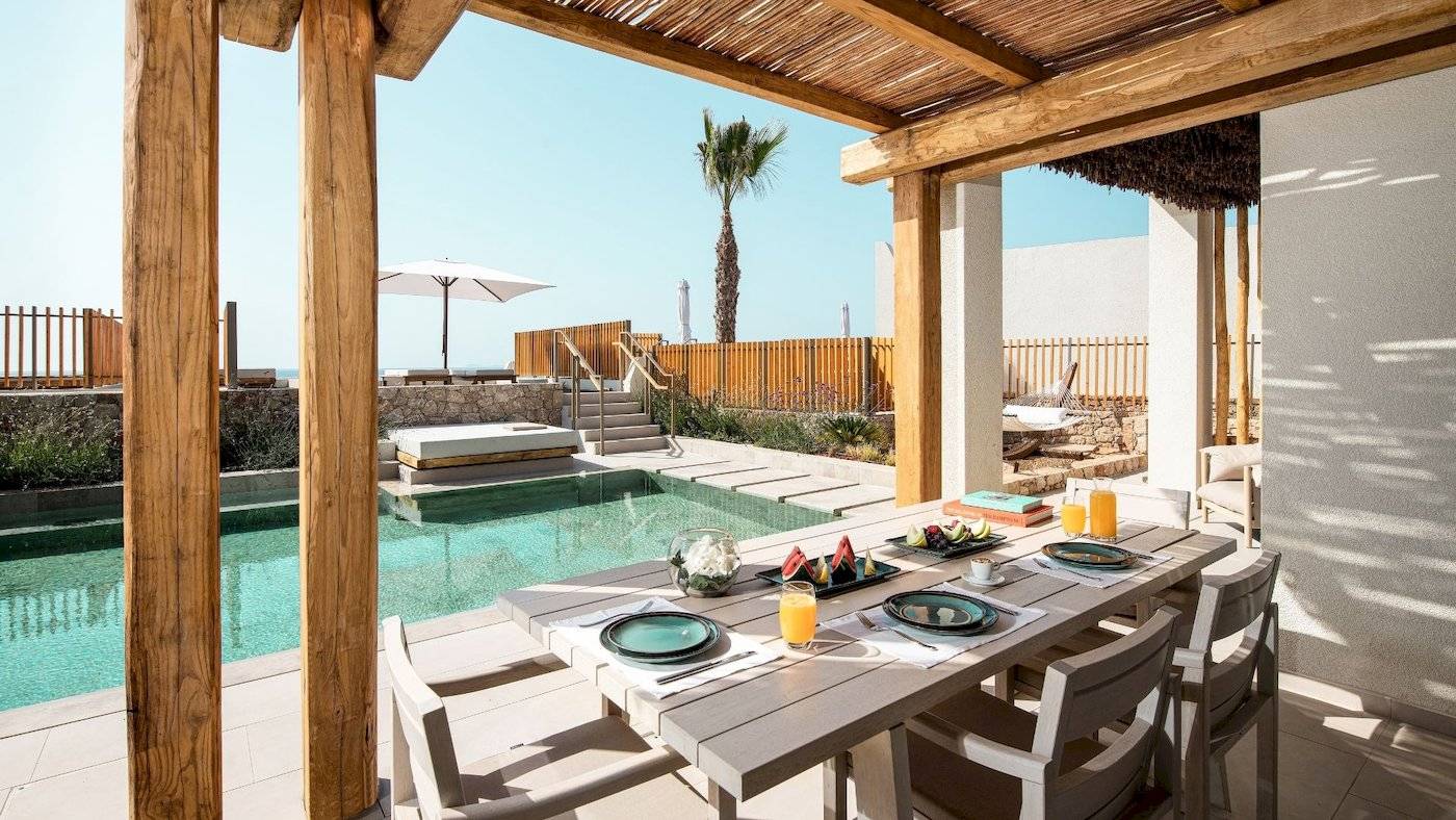 Mitsis Selection Rinela Hotel Terrasse mit Tisch und Pool