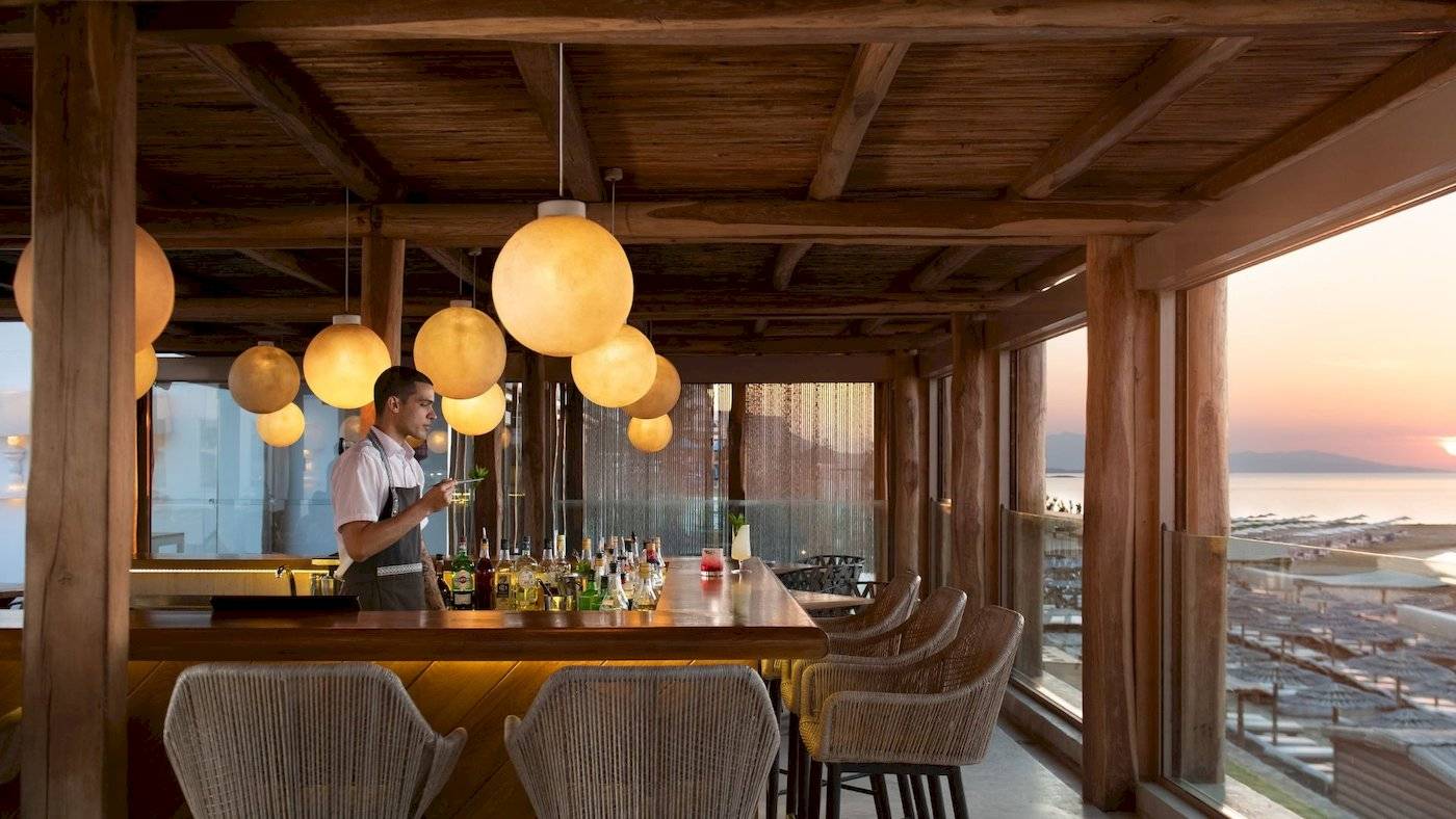 Mitsis Selection Rinela Barkeeper am Tresen mit Blick auf den Ozean