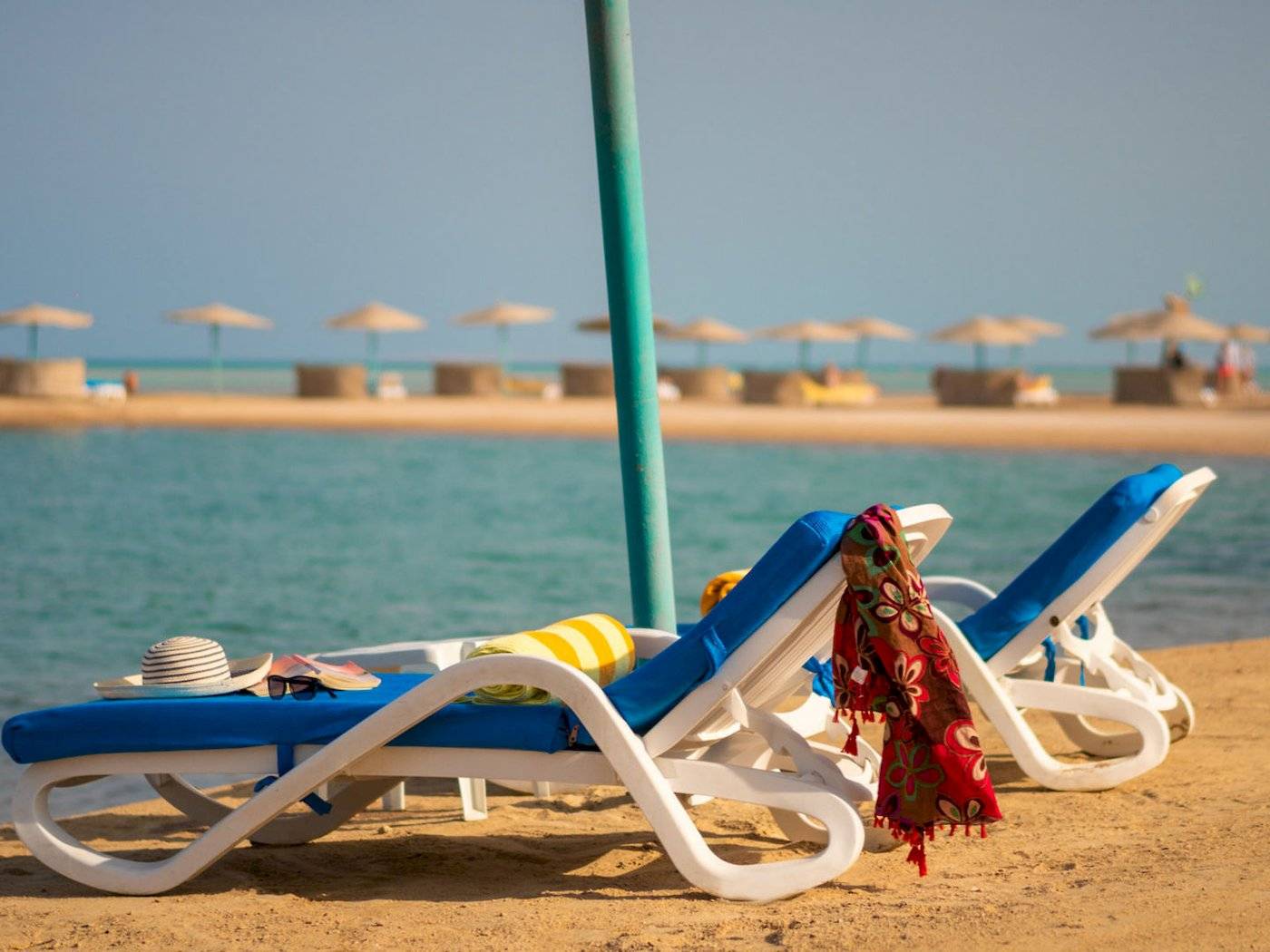 Strandszenerie mit Liegestühlen und Sonnenschirmen im Mövenpick Resort & Spa El Gouna