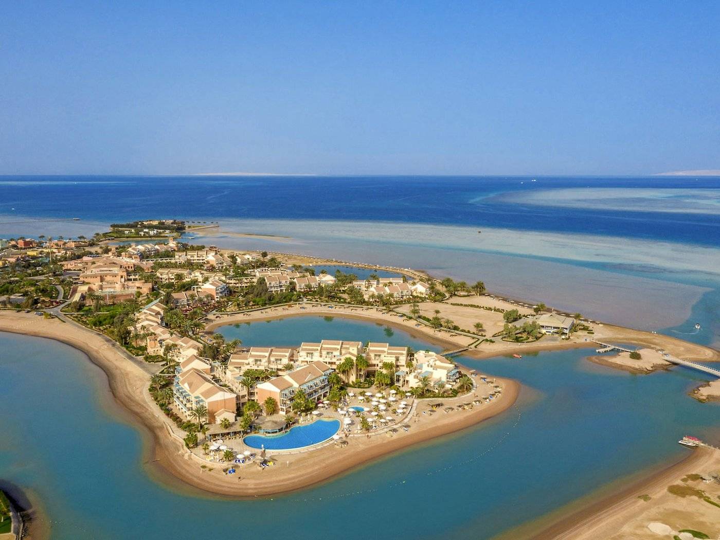 Luftaufnahme des Mövenpick Resort & Spa El Gouna mit Pool und Meer