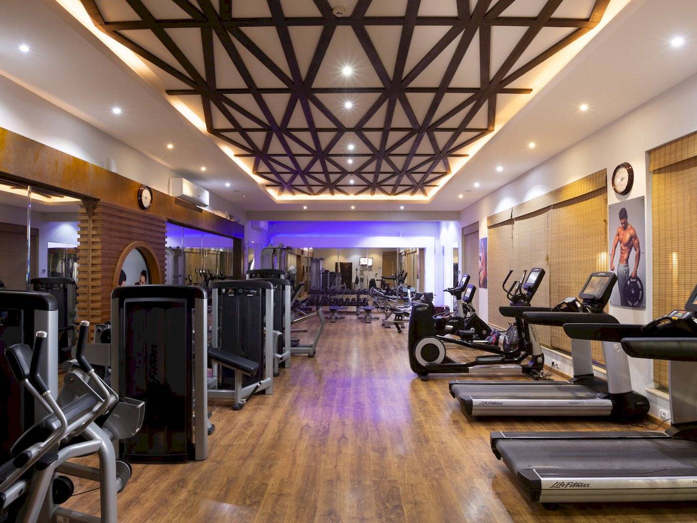 Fitness-Studio im Mövenpick Resort & Spa El Gouna mit vielen Geräten und Holzboden