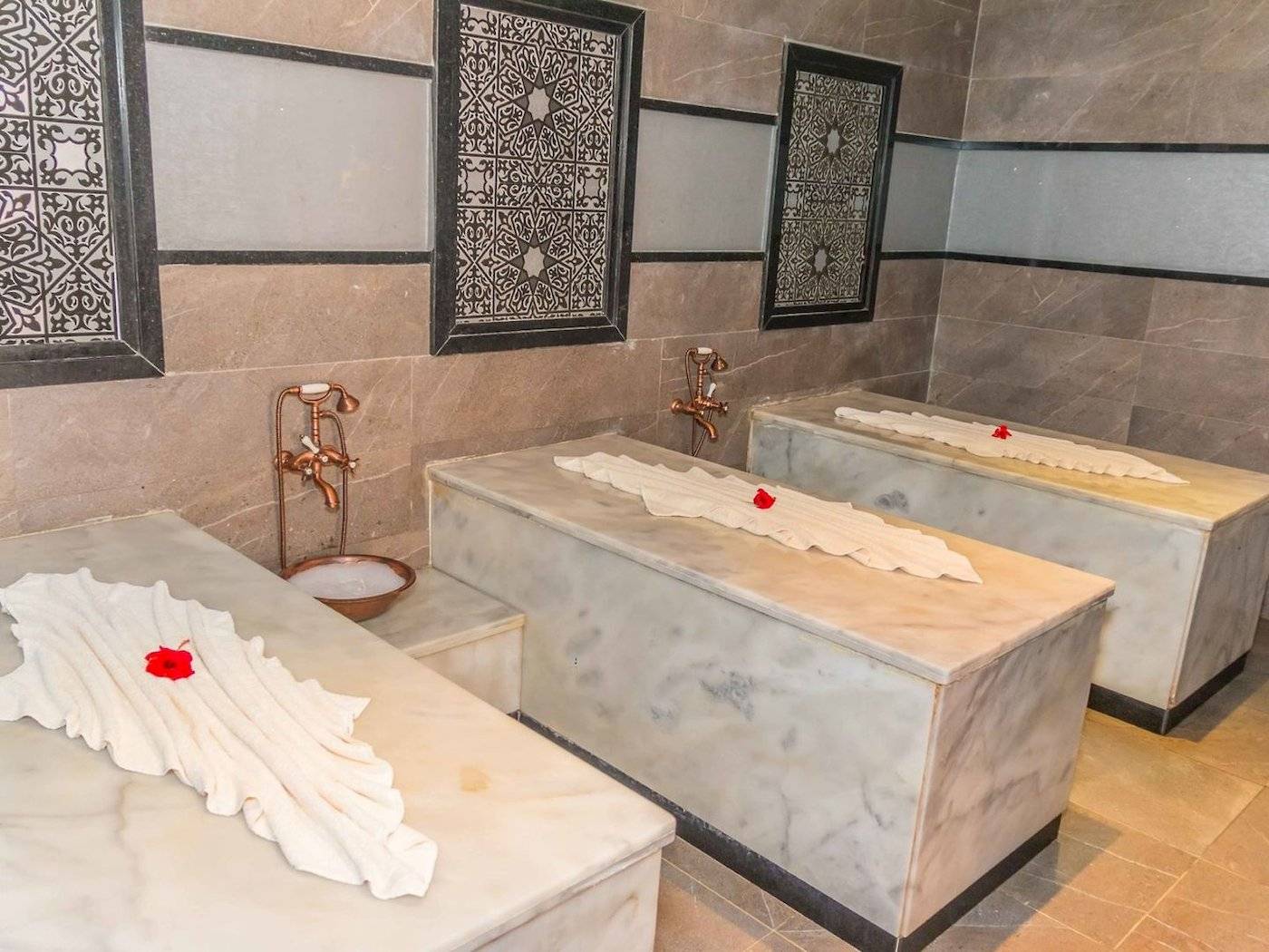 Dampfbad im Mövenpick Resort & Spa El Gouna mit Marmorliegen und dekorativen Wandfliesen