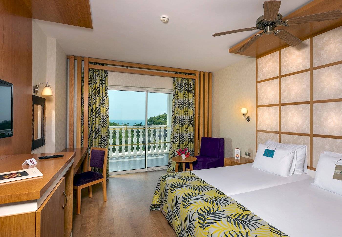 Zimmer im Defne Defnem Hotel mit Blick auf den Balkon und das Meer.