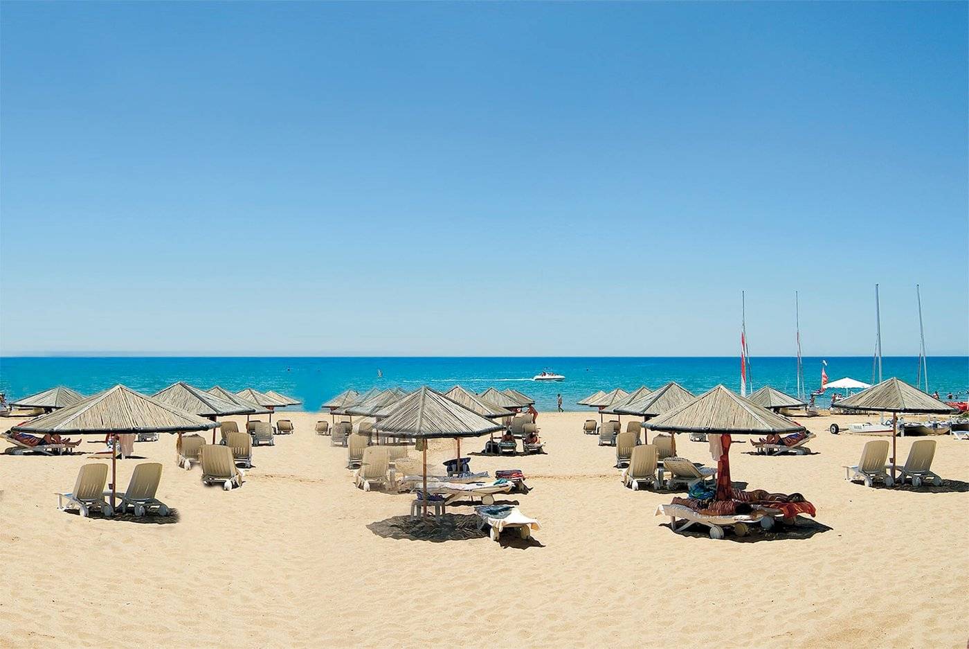 Strand mit vielen Sonnenschirmen und Liegen am Defne Defnem Hotel