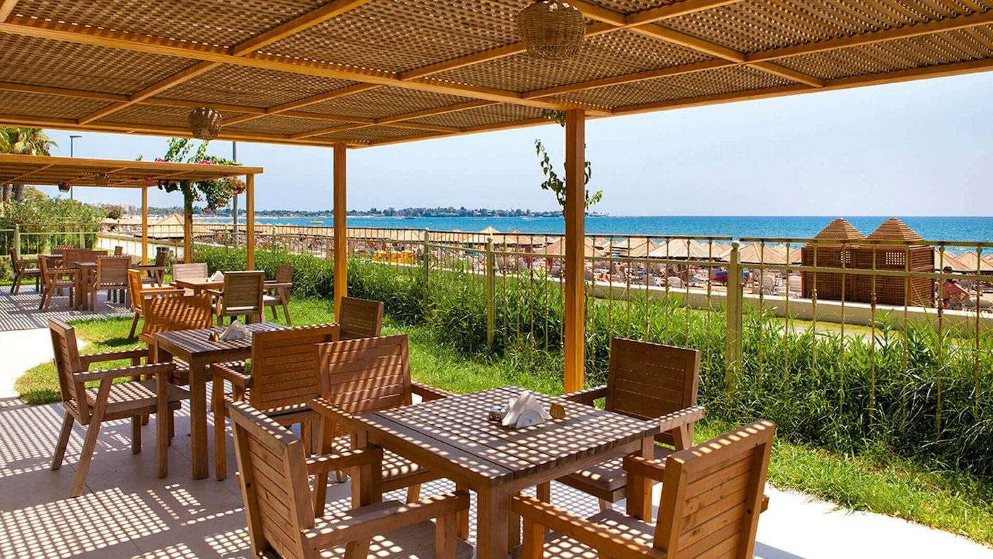 Terrasse im Defne Defnem Hotel mit Blick auf das Meer.